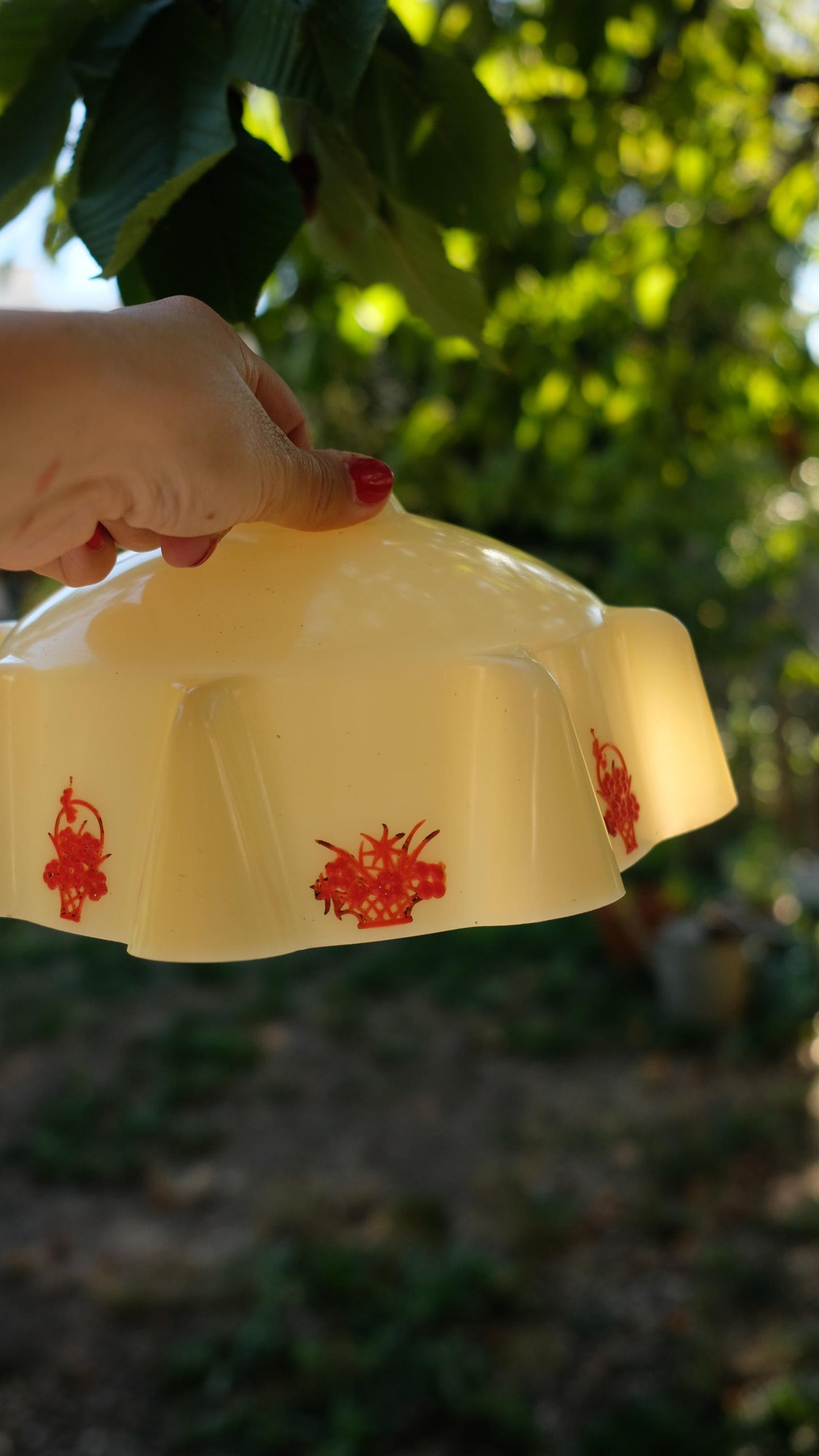 Abat jour jaune vintage en plastique moulé années 50