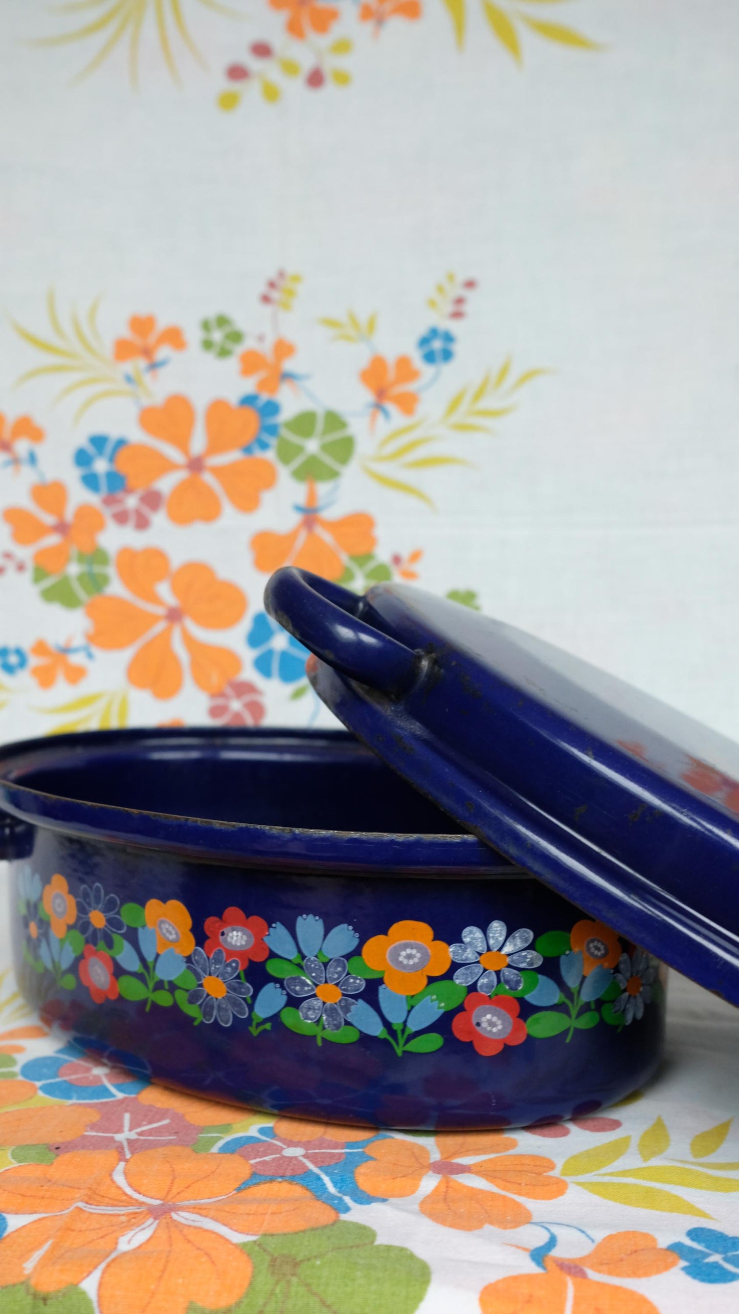 Grande cocotte ovale émaillée motifs années 70