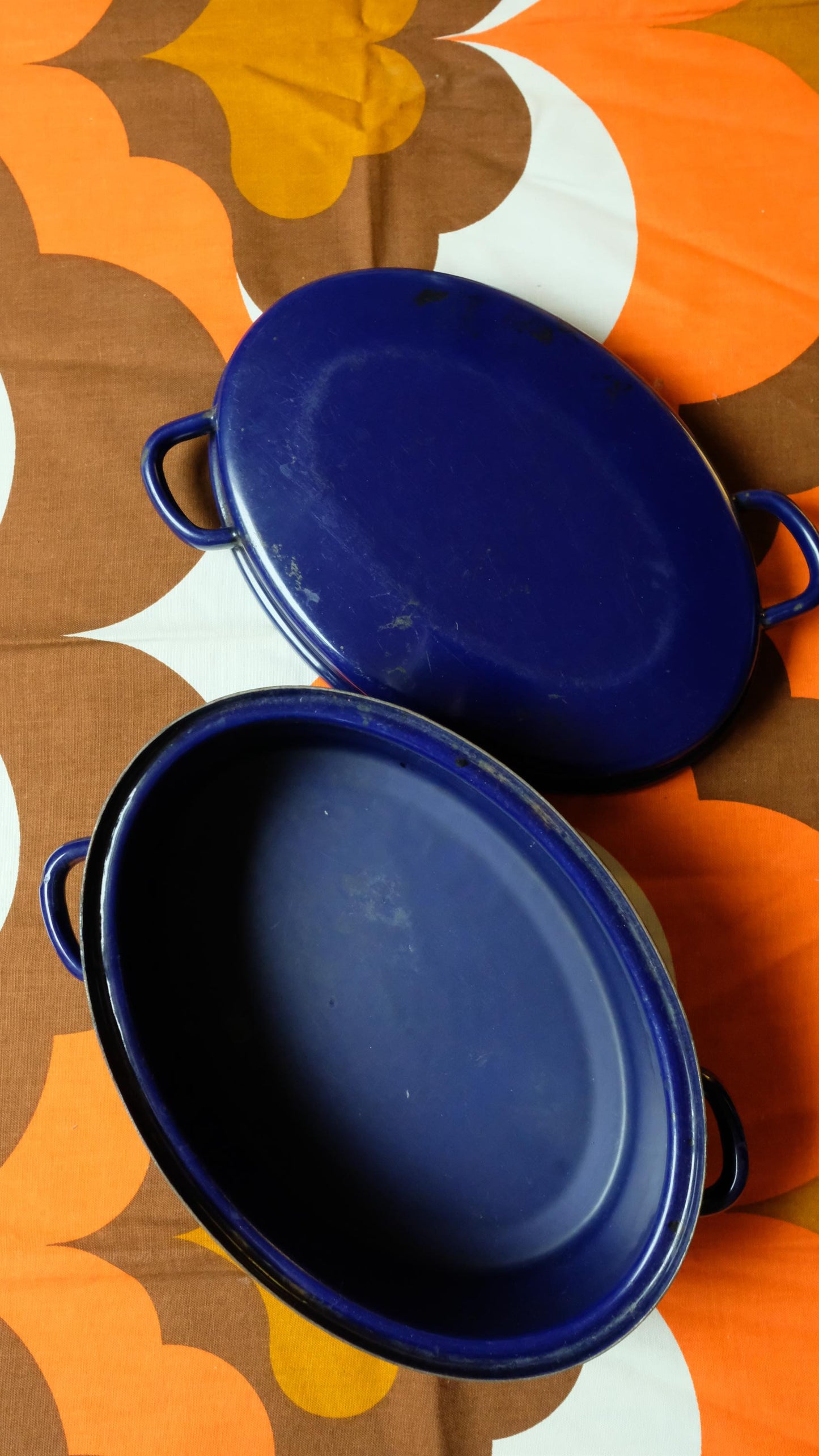 Grande cocotte ovale émaillée motifs années 70