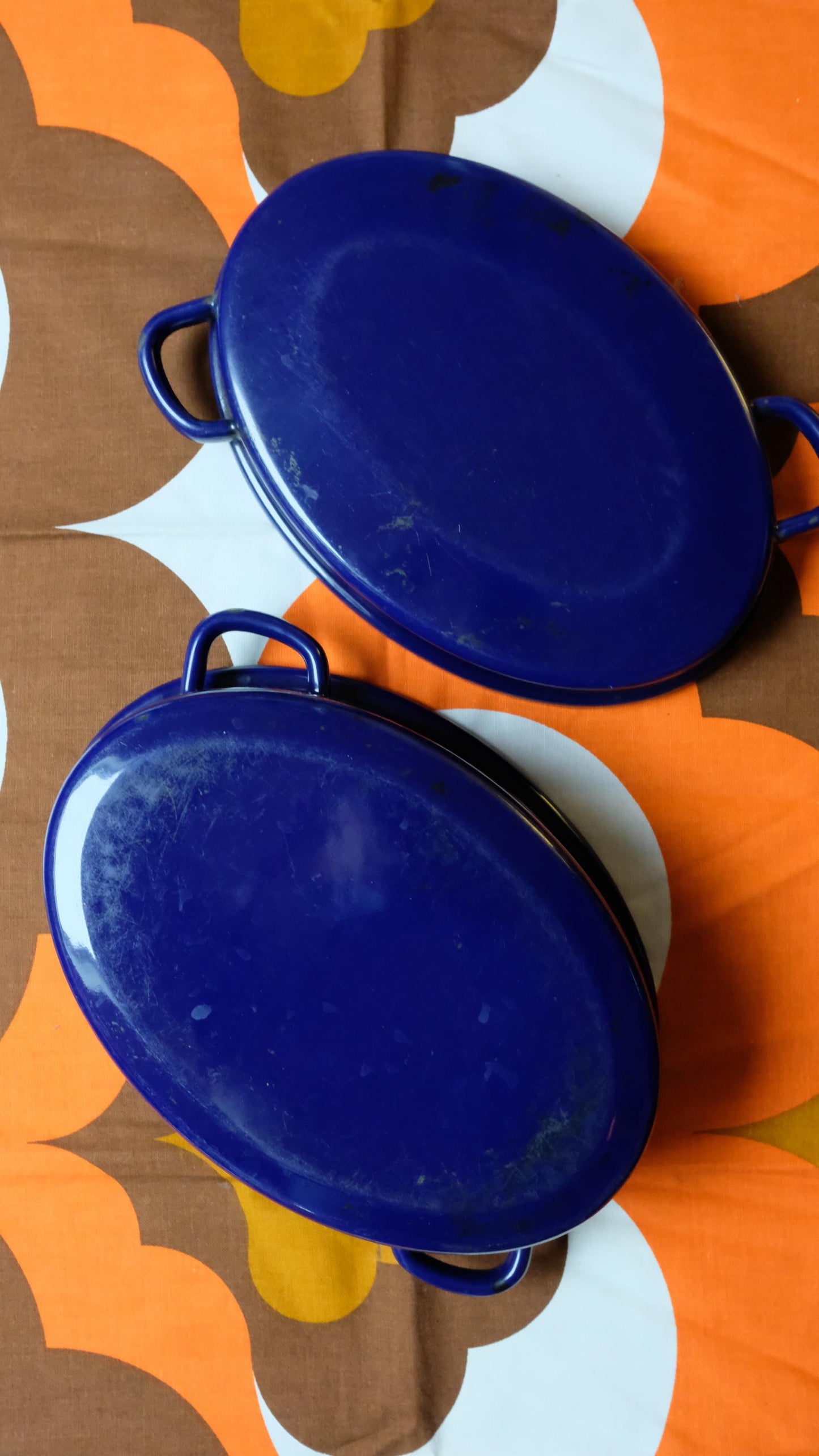 Grande cocotte ovale émaillée motifs années 70