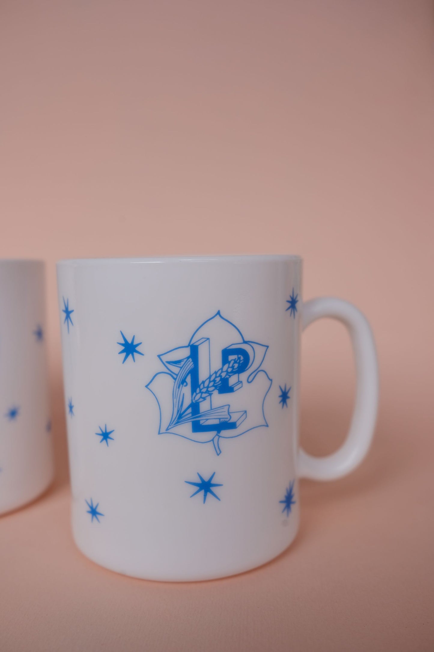 Mugs publicitaires de l'an 2000 en arcopal