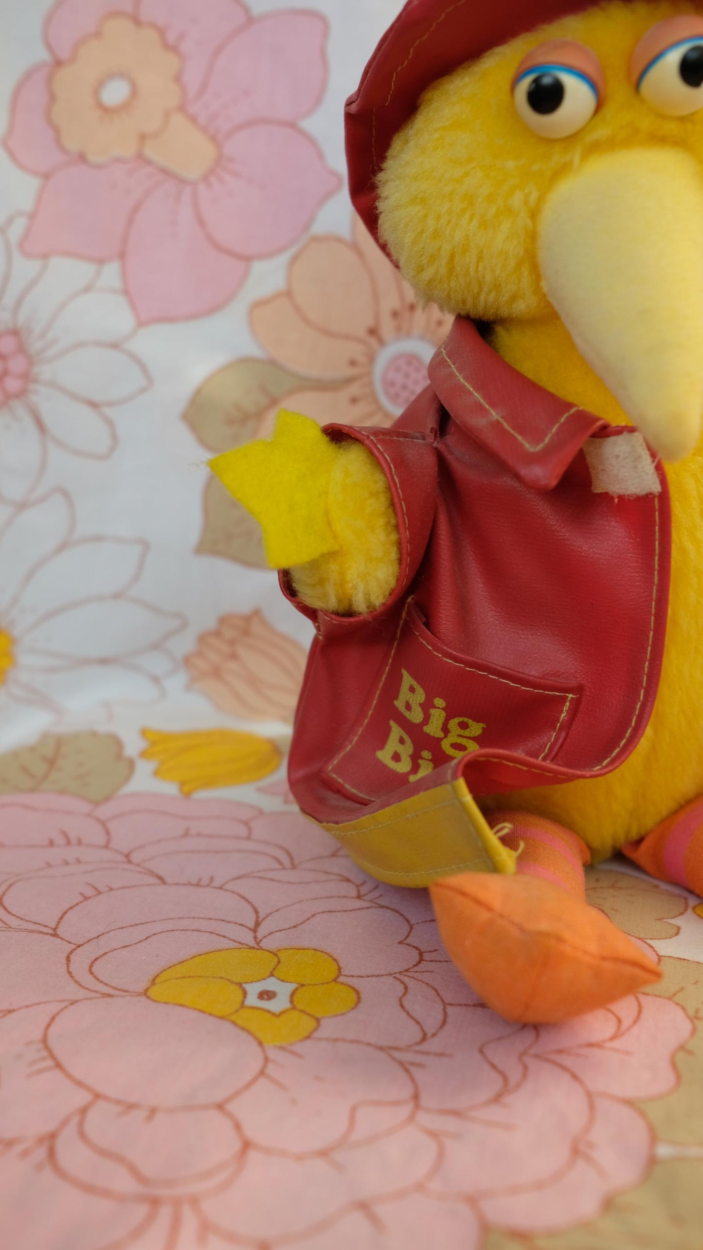 Peluche big bird de sésame street en habit de pompier