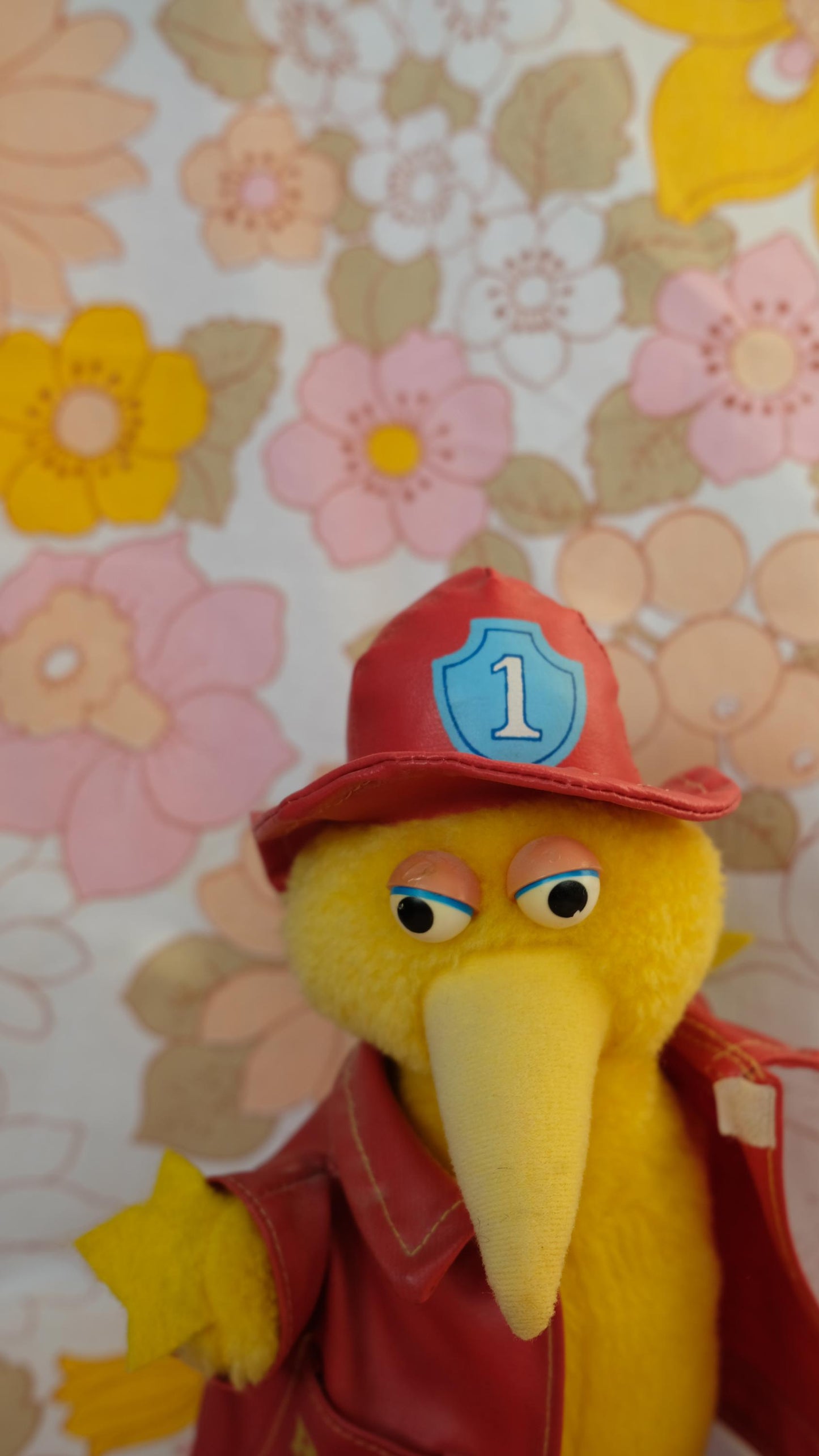 Peluche big bird de sésame street en habit de pompier