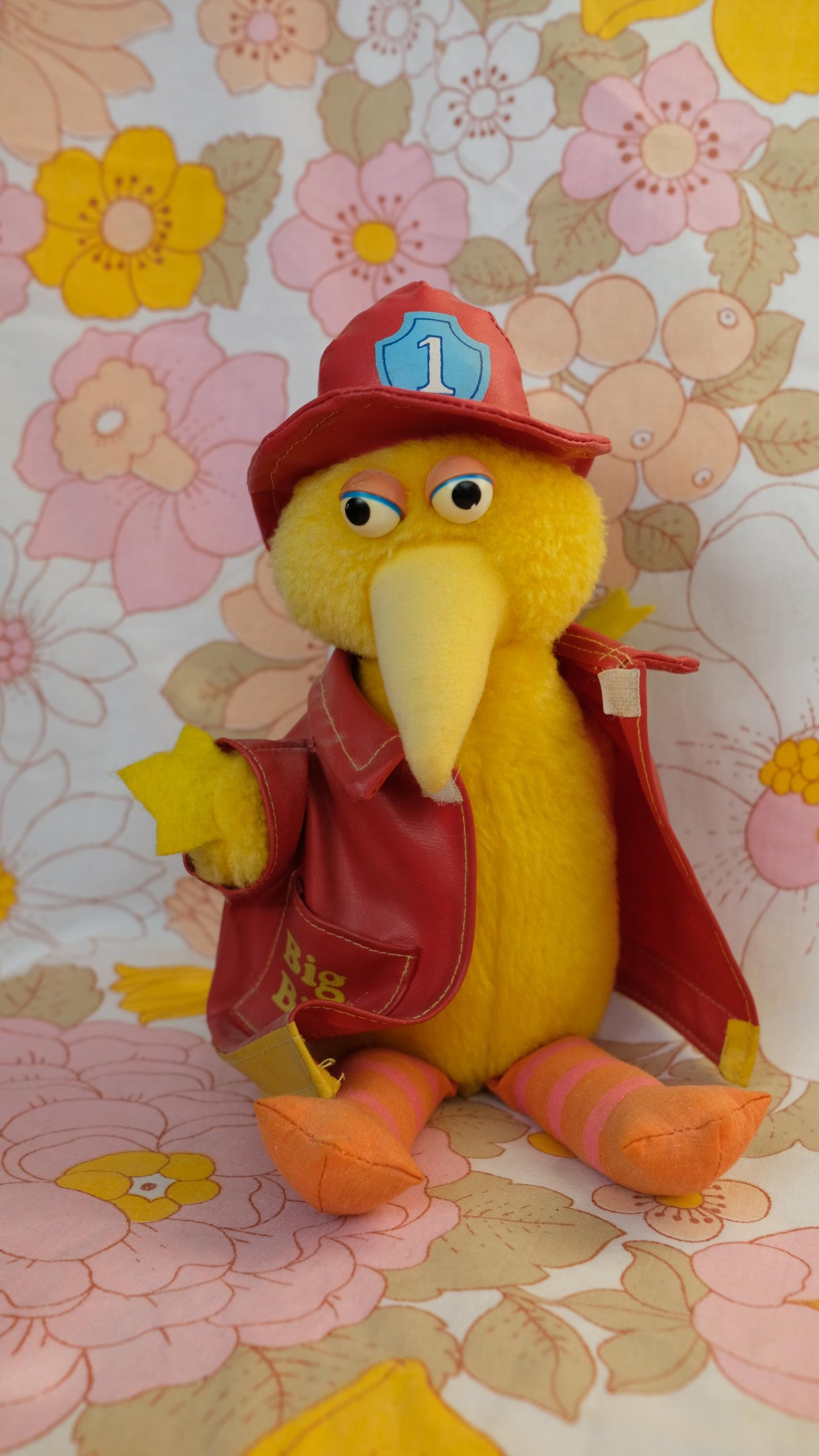 Peluche big bird de sésame street en habit de pompier