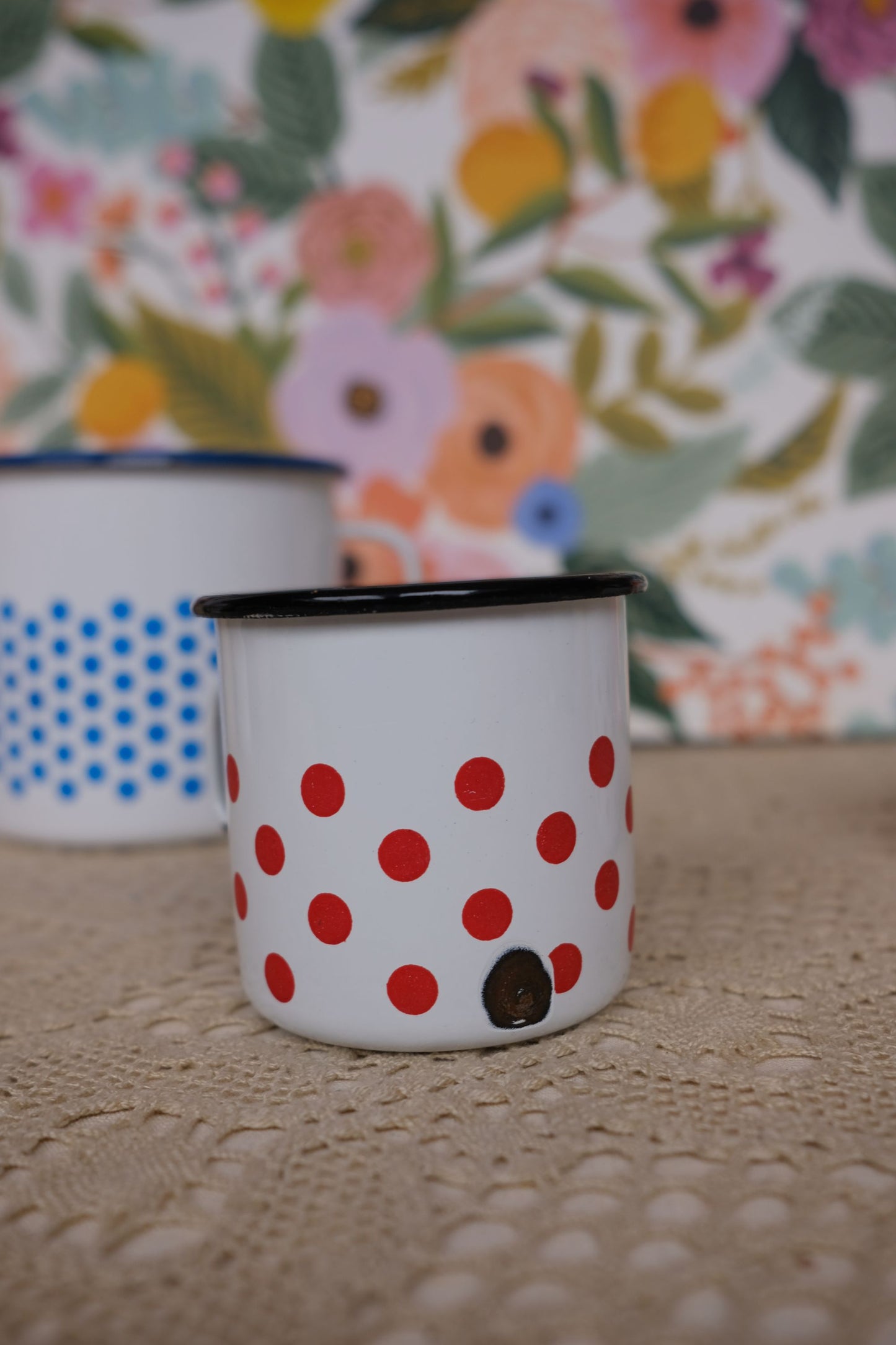 Pichet et tasses en tôle émaillée