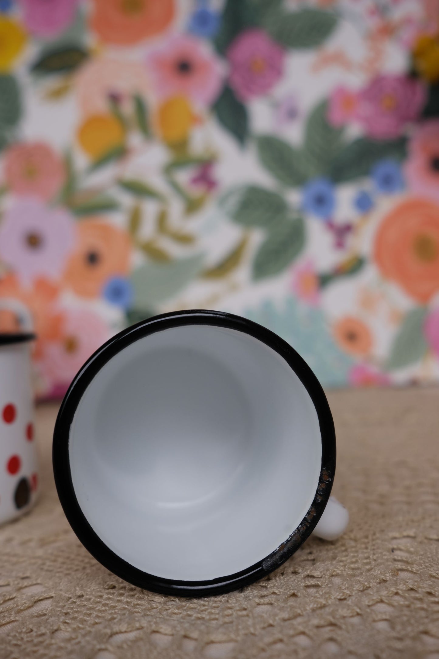 Pichet et tasses en tôle émaillée