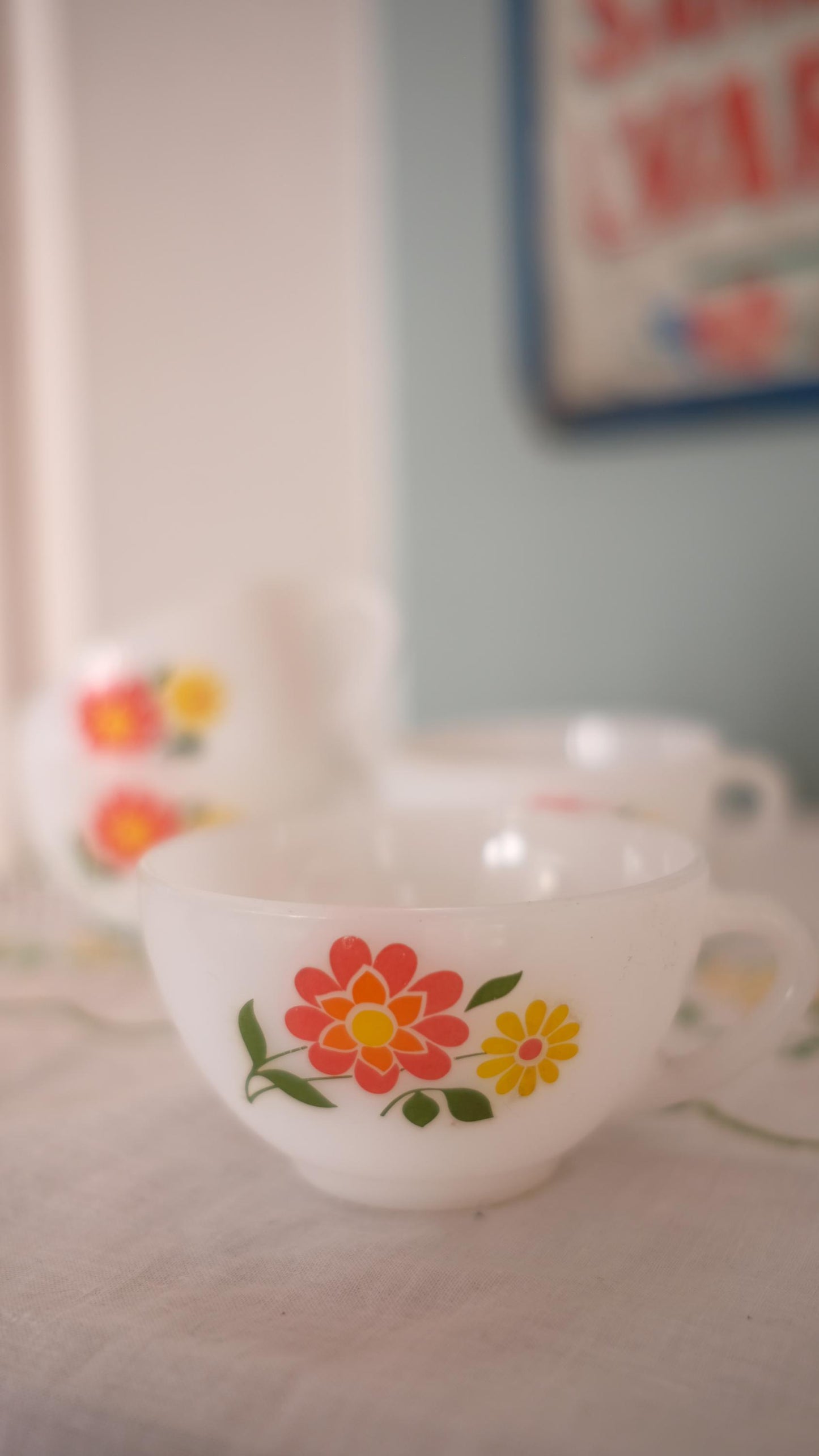 Lot de quatre tasses en arcopal à fleurs seventies