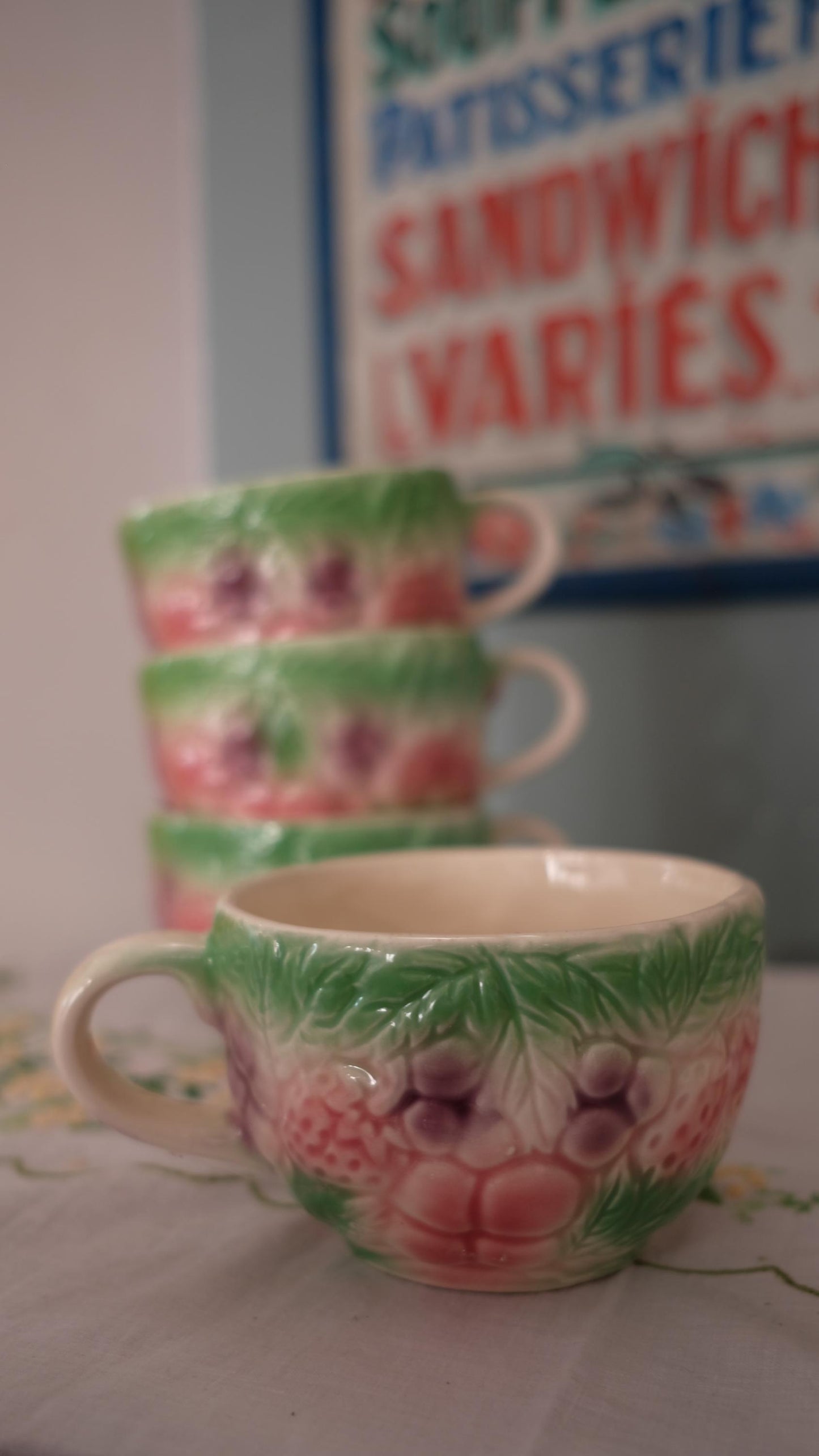 Lot de quatre très grandes tasses vintage en barbotine