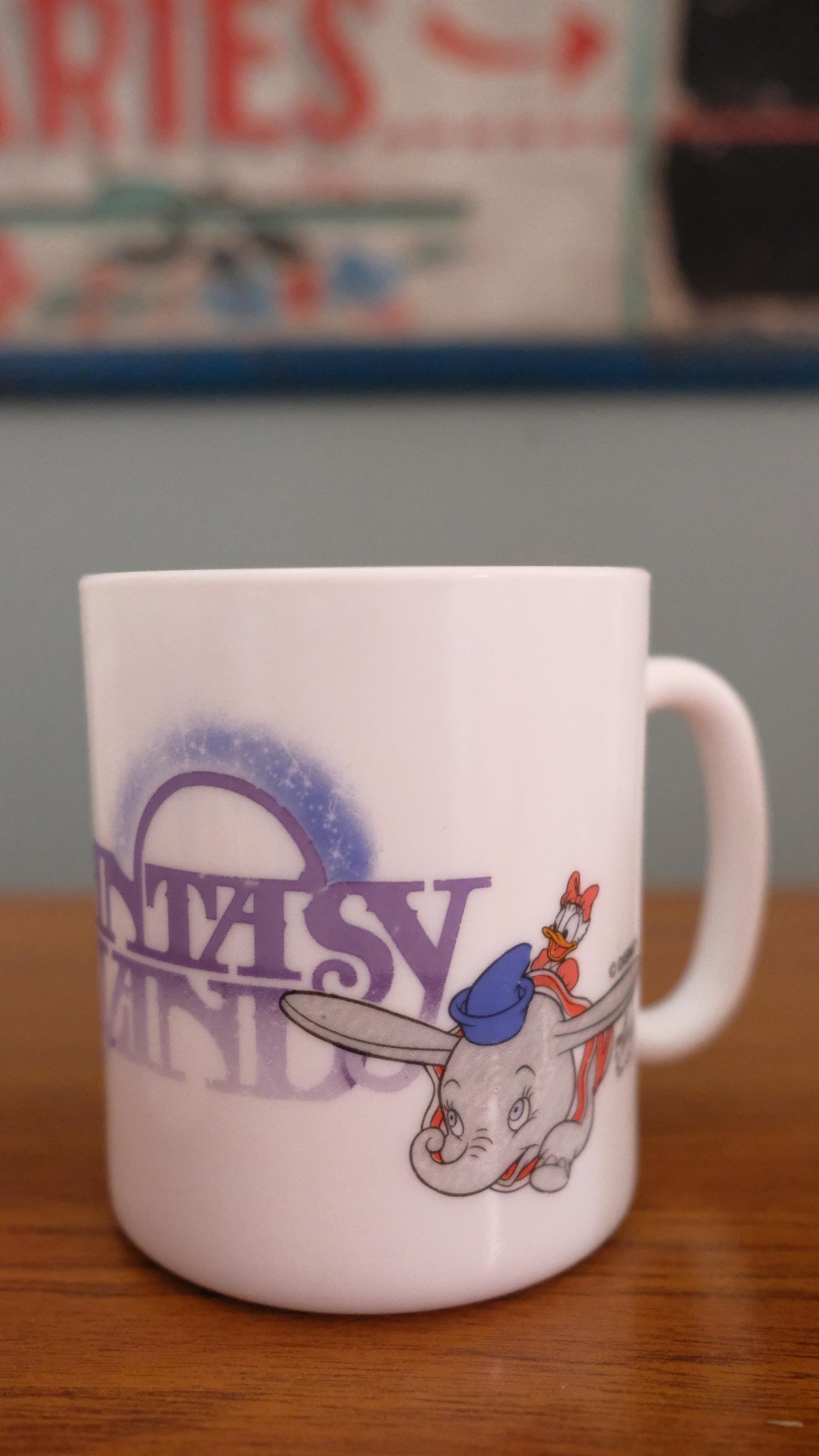 Mugs publicitaires Eurodisney par Esso en arcopal