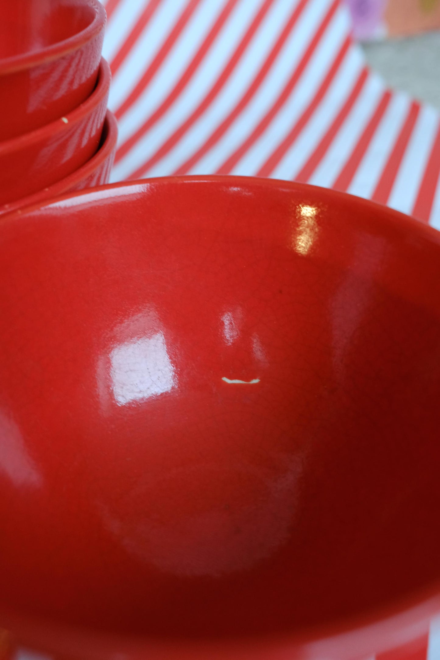 Bols rouges en céramique