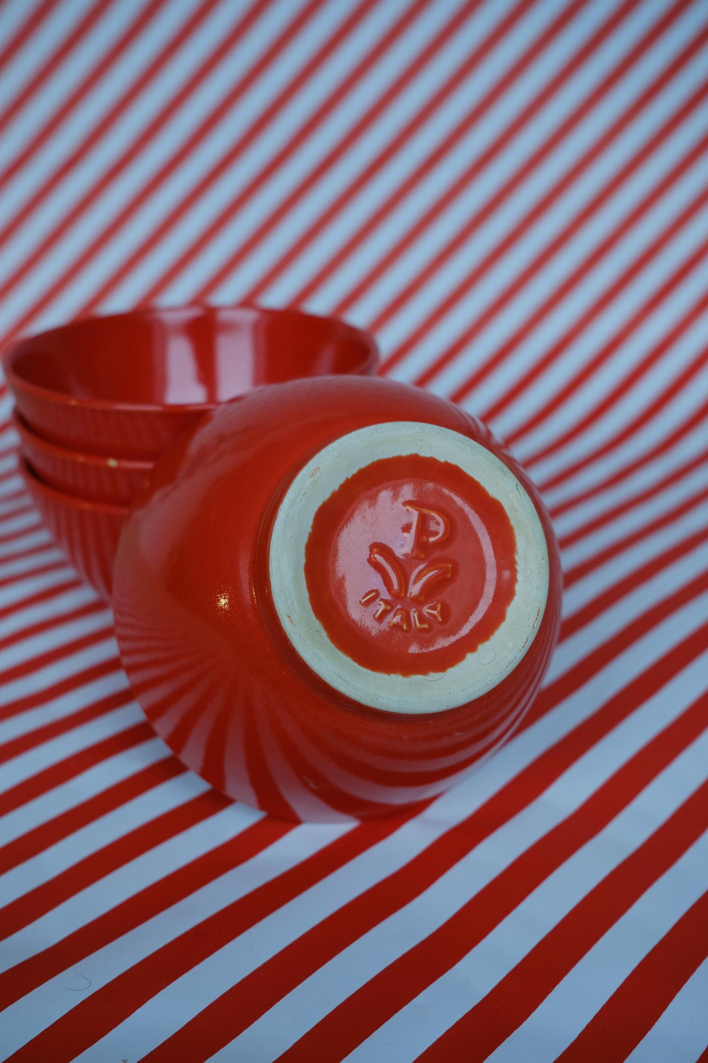 Bols rouges en céramique