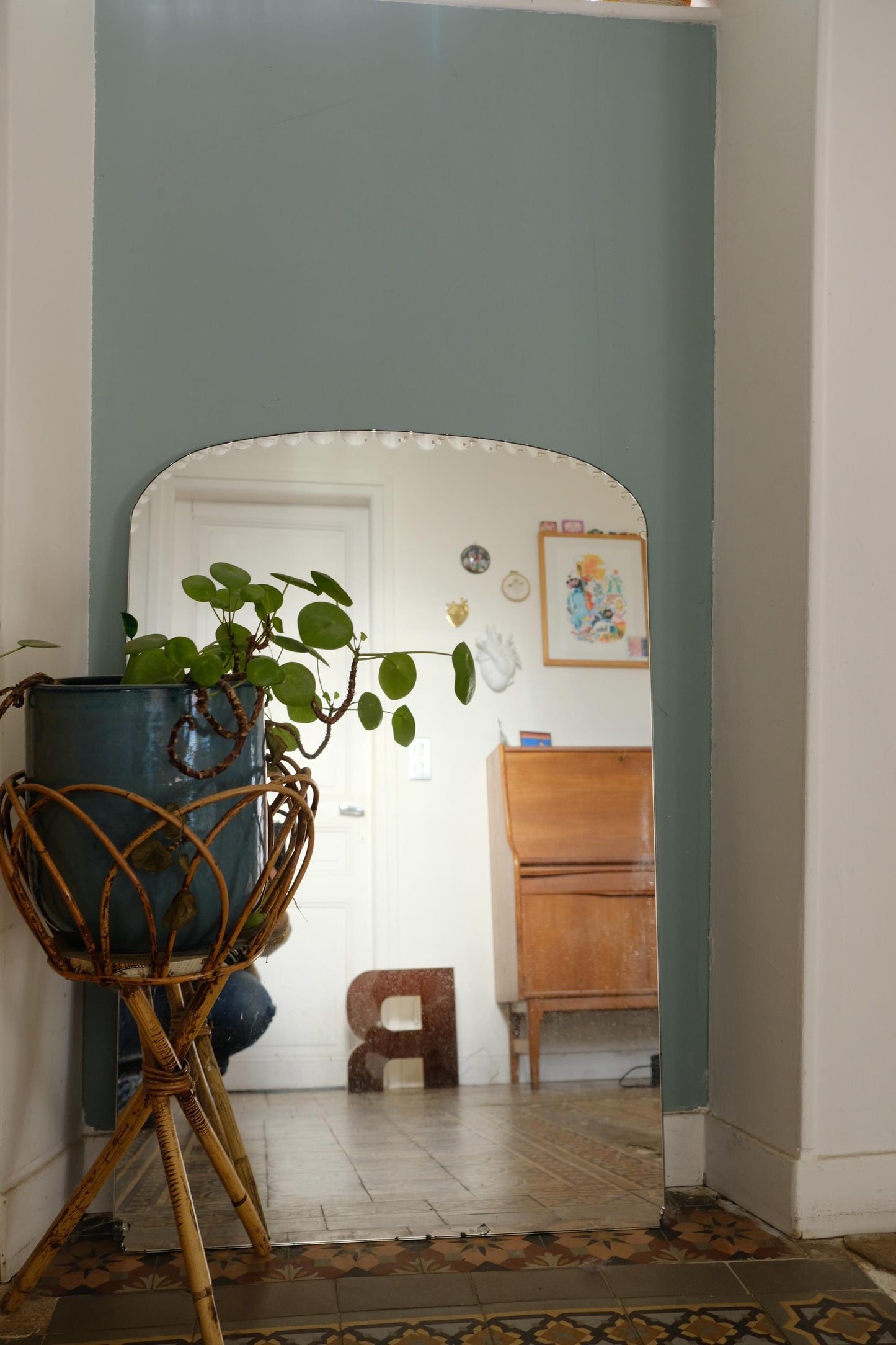 Grand miroir ciselé