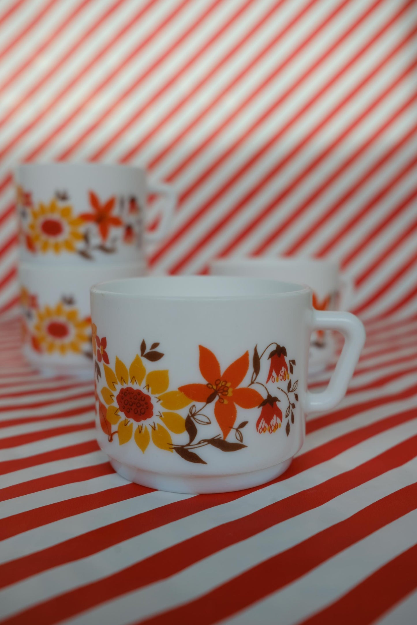 Tasses à fleurs en arcopal