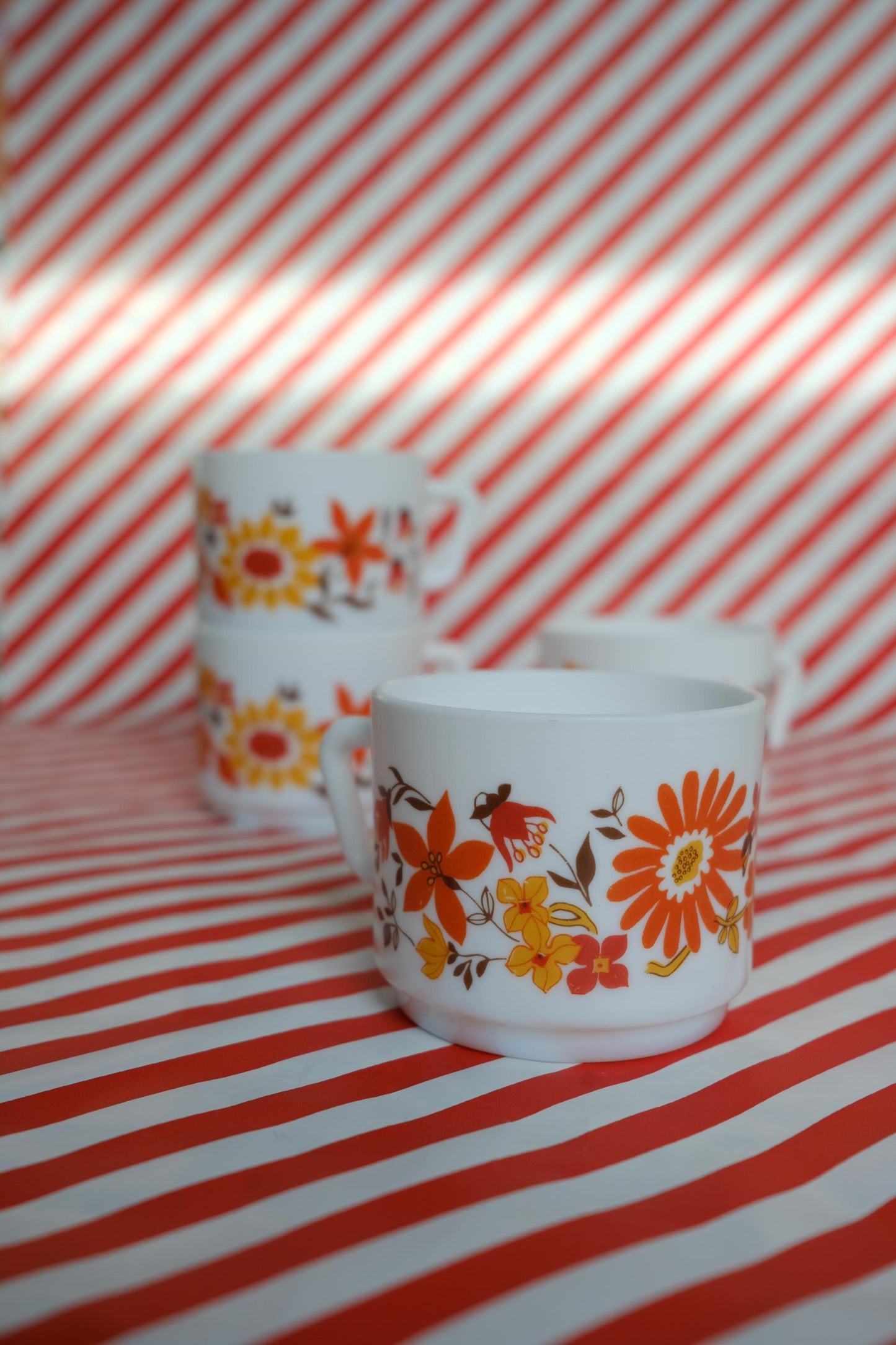 Tasses à fleurs en arcopal
