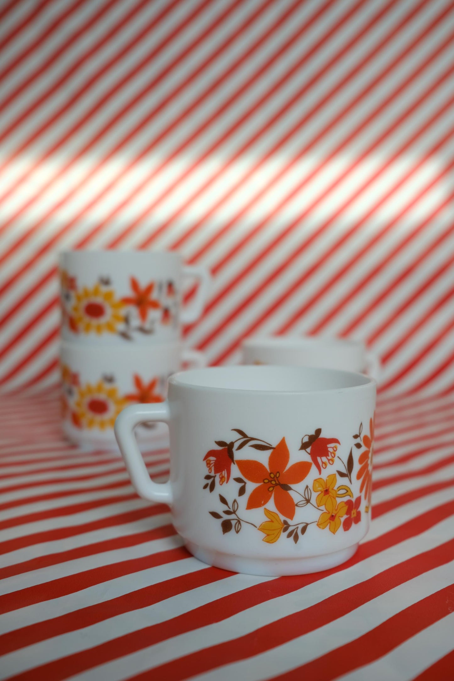 Tasses à fleurs en arcopal