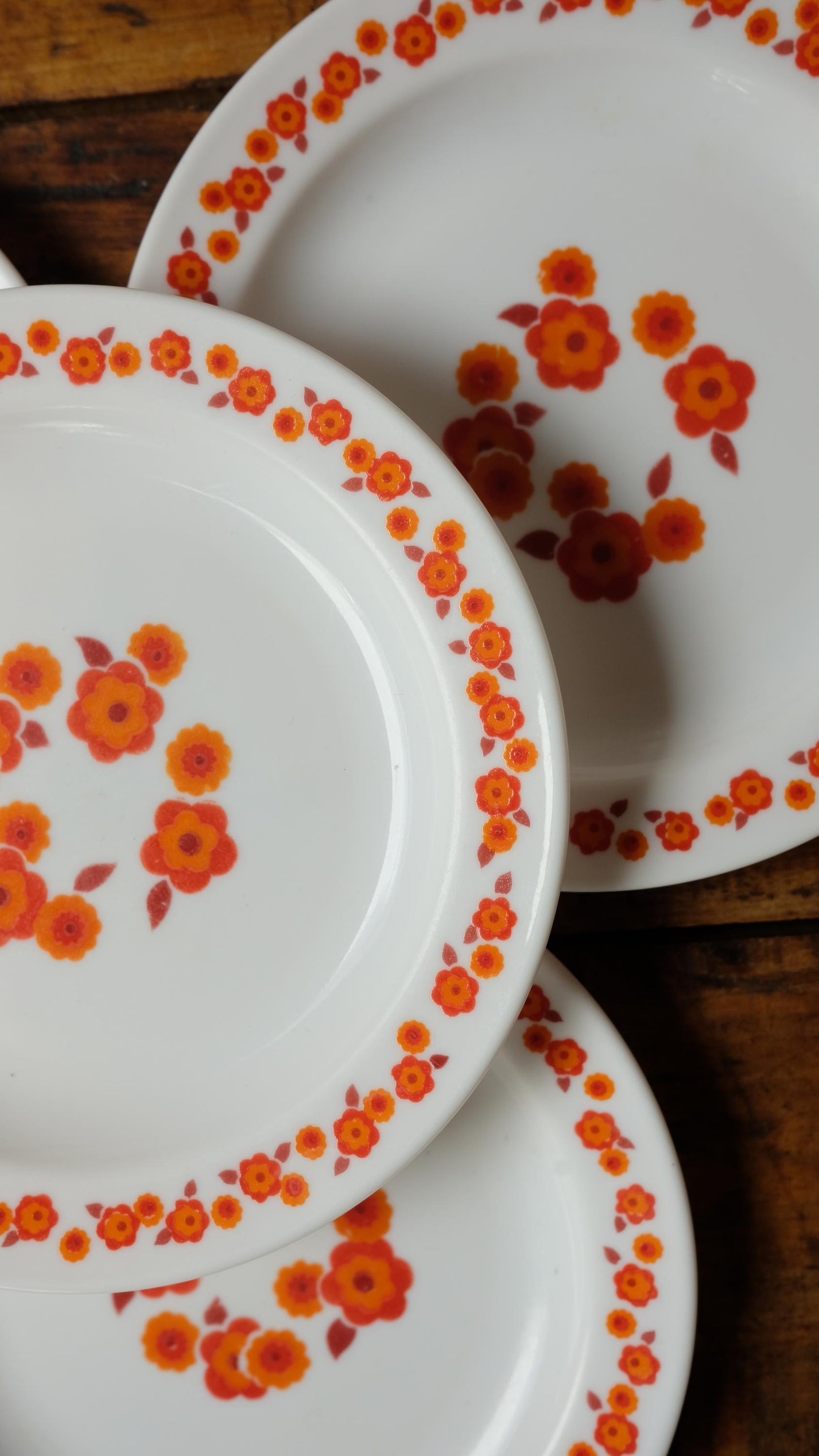 Assiettes à dessert en arcopal modèle lotus