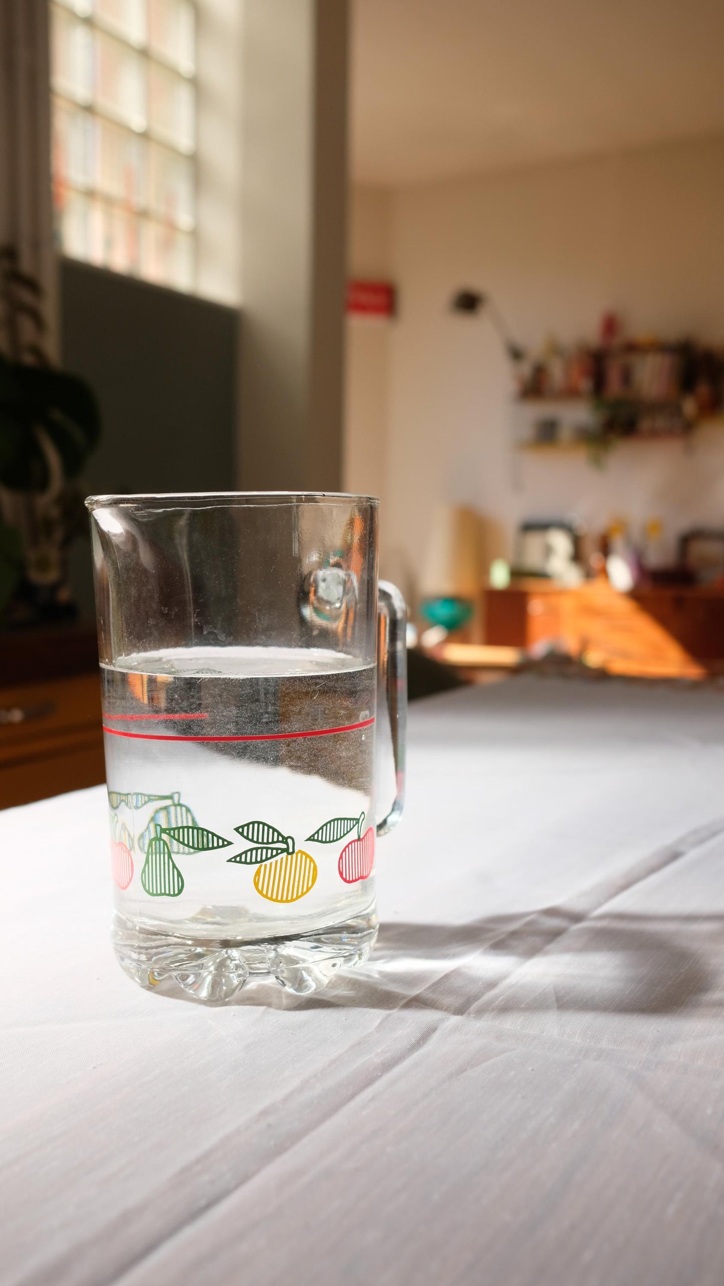 Pichet en verre motifs fruits, années 80