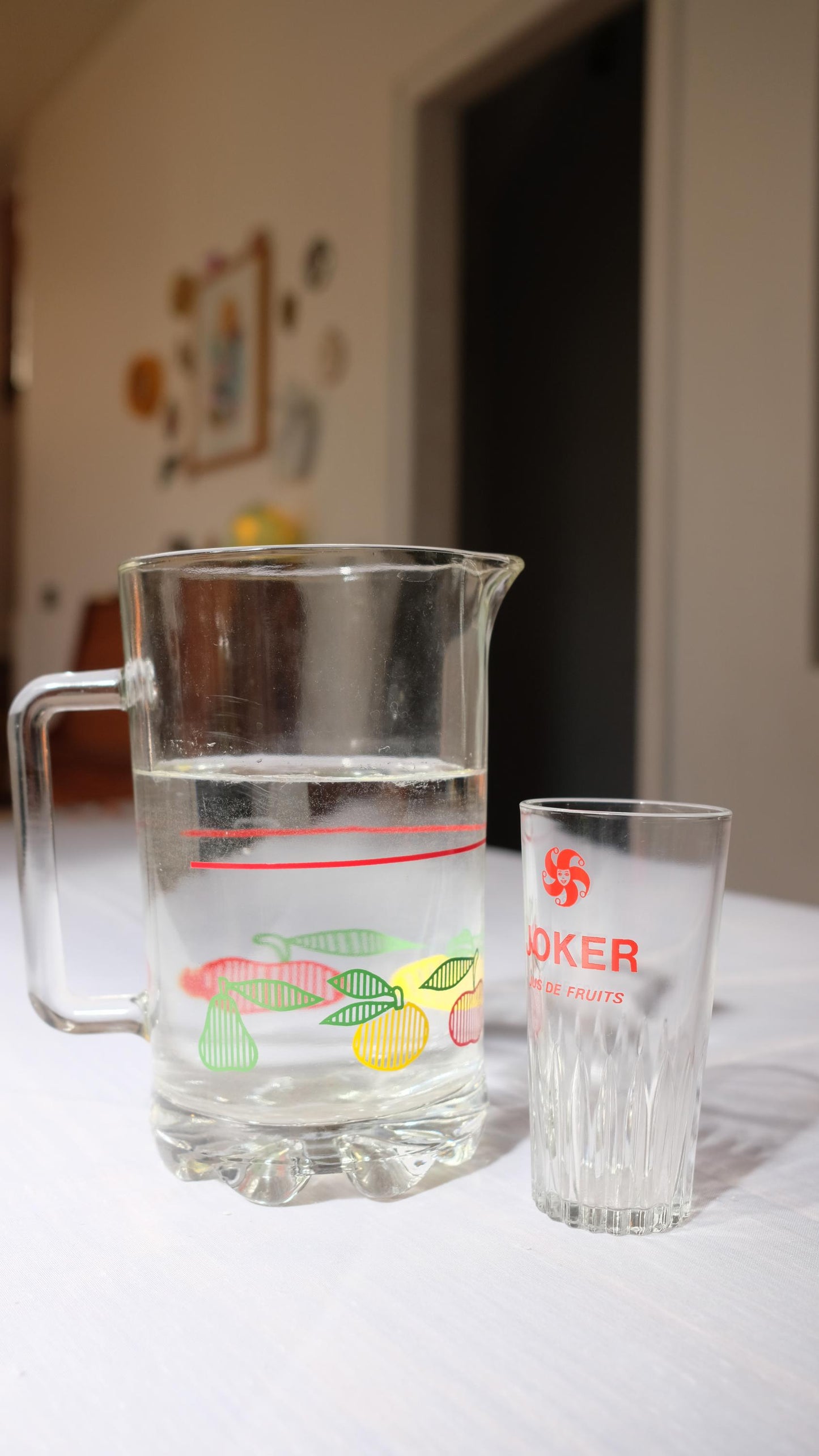 Pichet en verre motifs fruits, années 80
