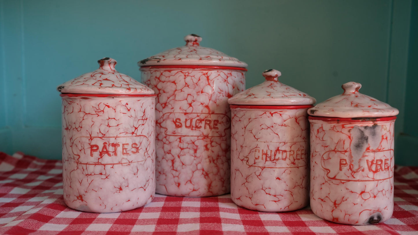 Ensemble de pots en tôle émaillée, marbrés rouges et blancs, éstampillés BB
