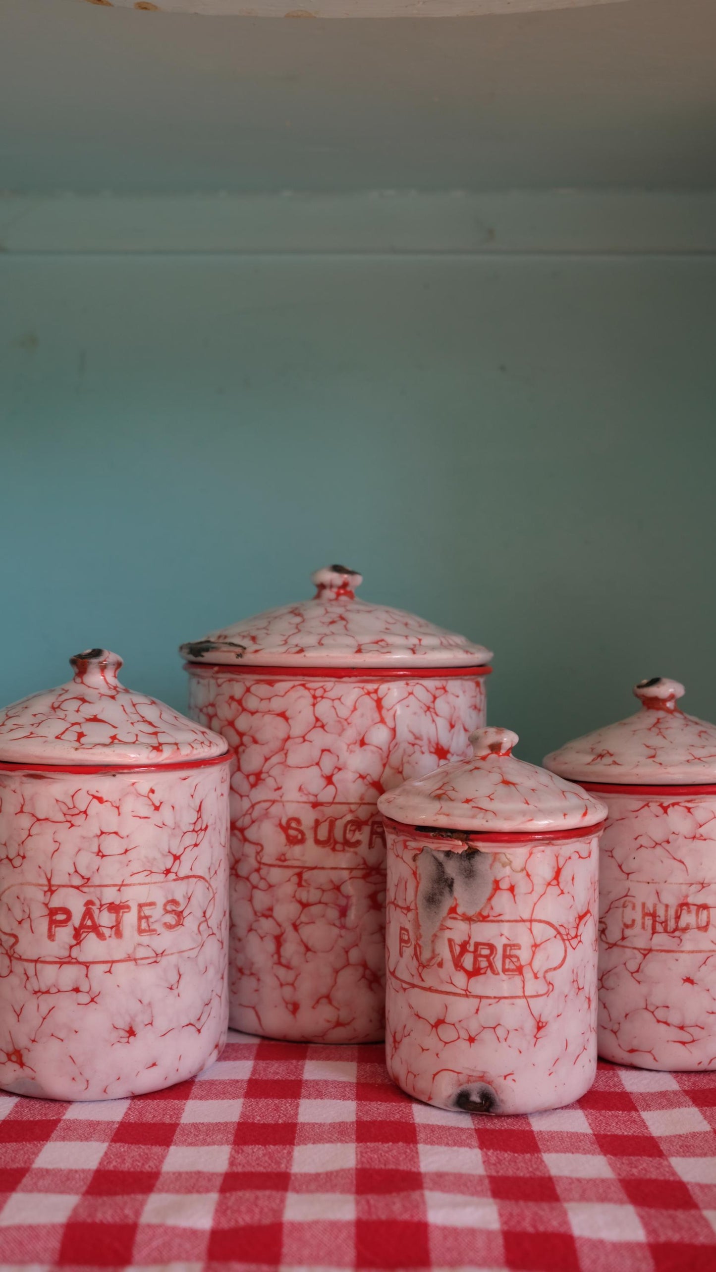 Ensemble de pots en tôle émaillée, marbrés rouges et blancs, éstampillés BB