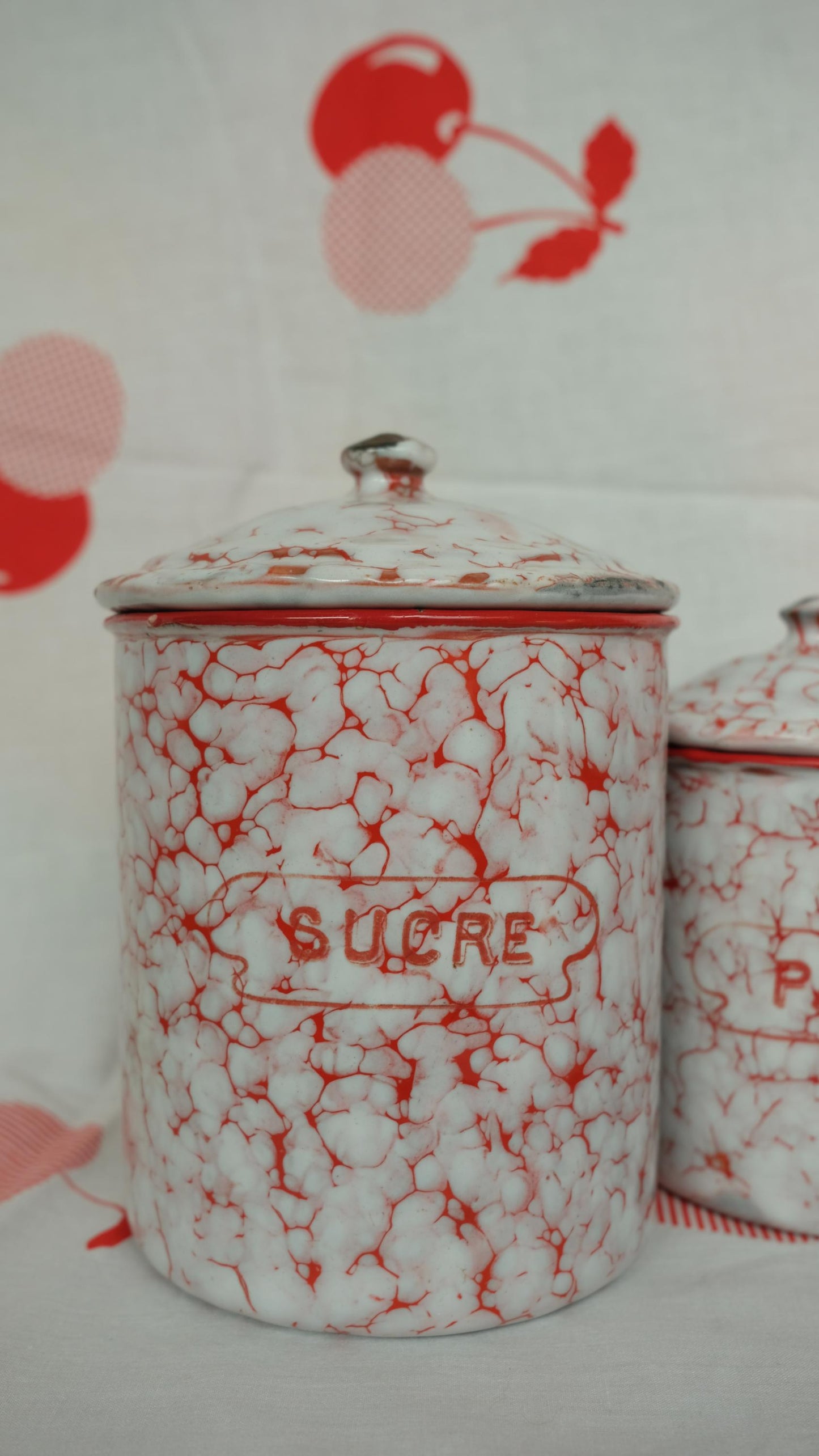 Ensemble de pots en tôle émaillée, marbrés rouges et blancs, éstampillés BB