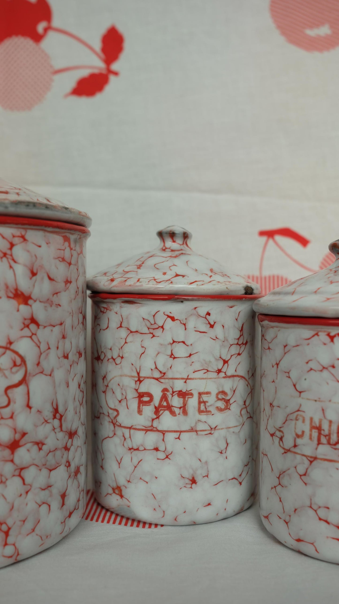 Ensemble de pots en tôle émaillée, marbrés rouges et blancs, éstampillés BB