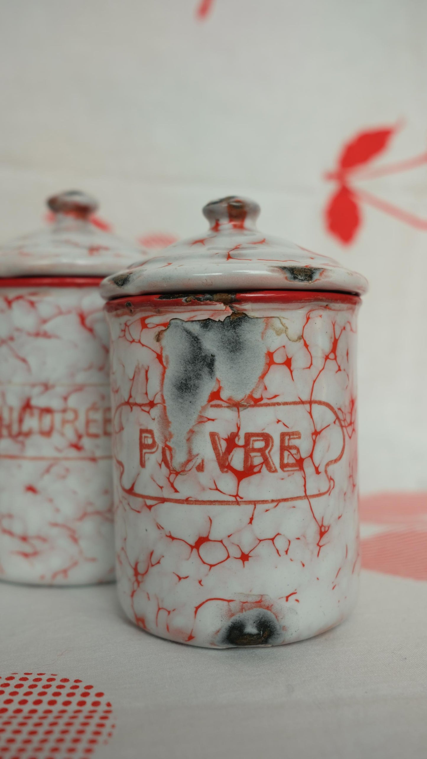 Ensemble de pots en tôle émaillée, marbrés rouges et blancs, éstampillés BB