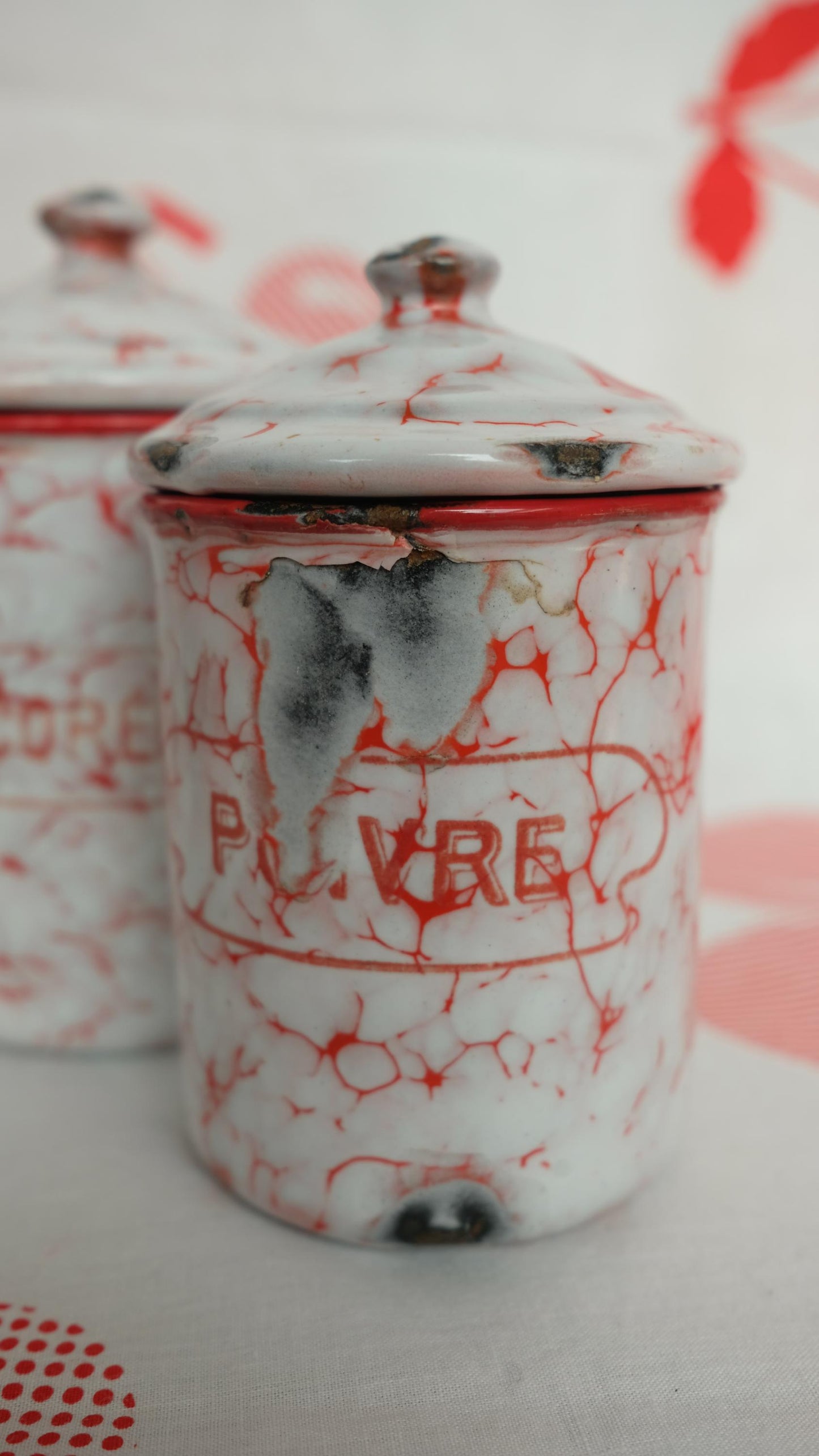Ensemble de pots en tôle émaillée, marbrés rouges et blancs, éstampillés BB