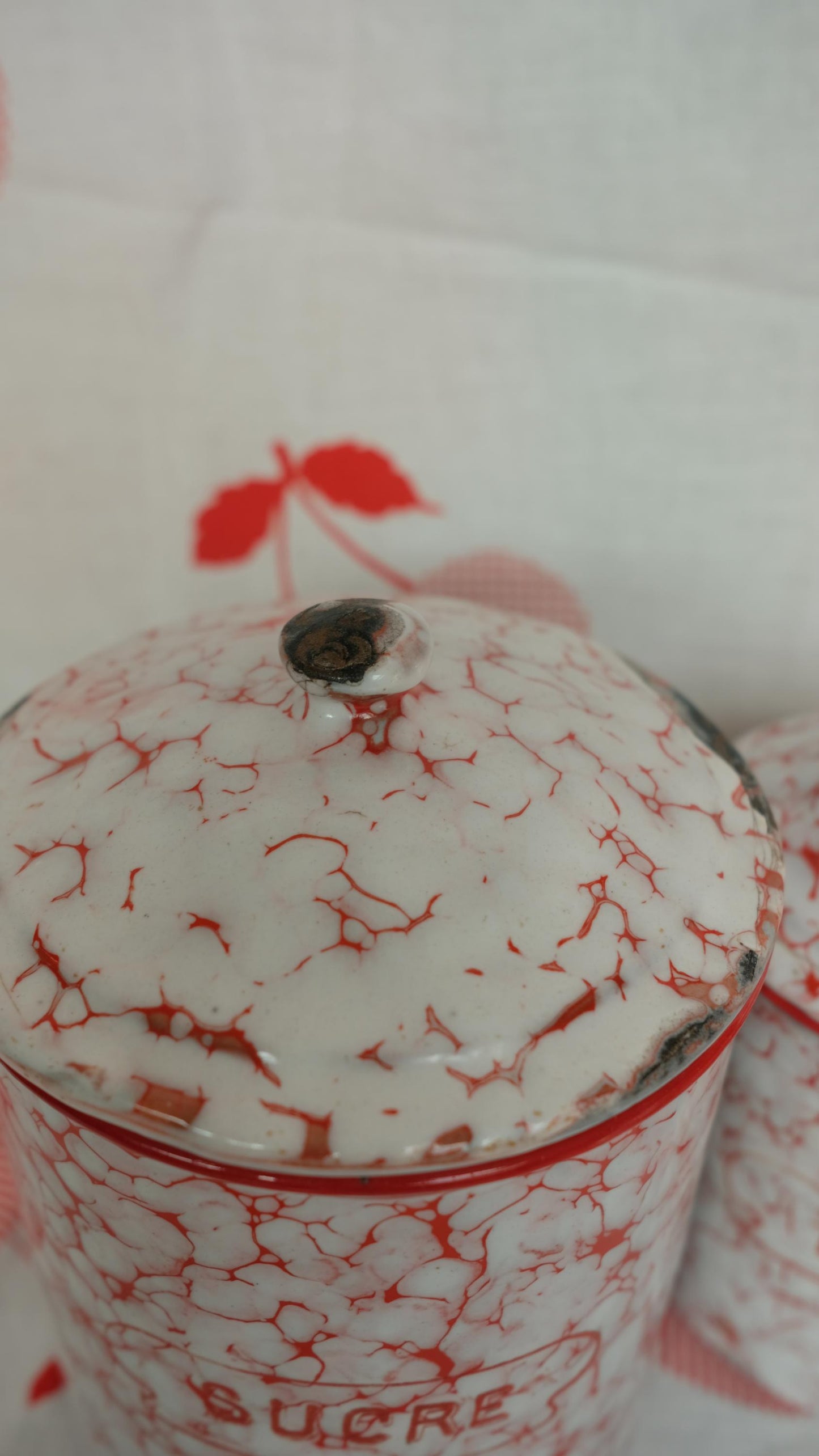 Ensemble de pots en tôle émaillée, marbrés rouges et blancs, éstampillés BB