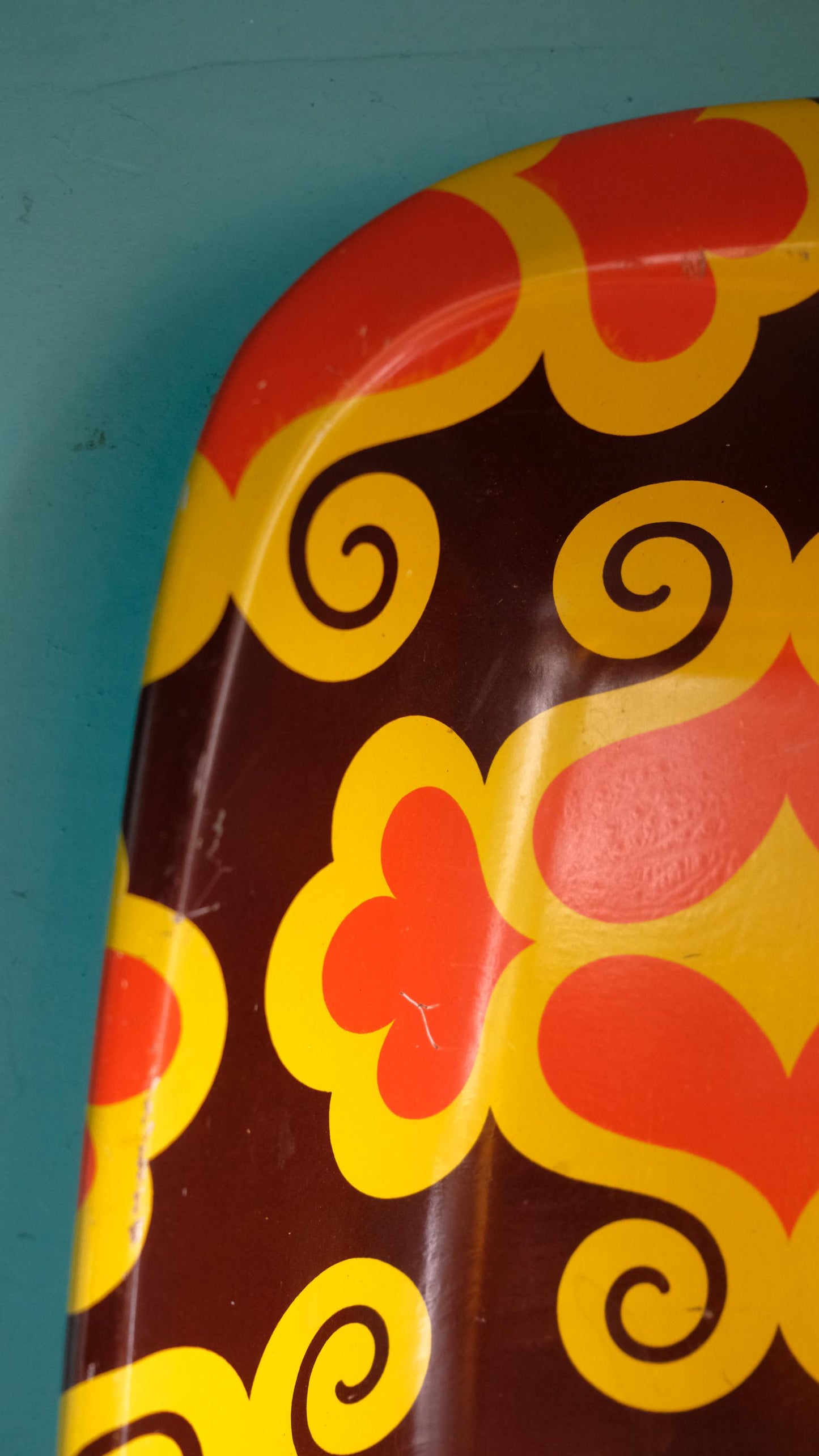 Plateau à motif 70's vintage en métal