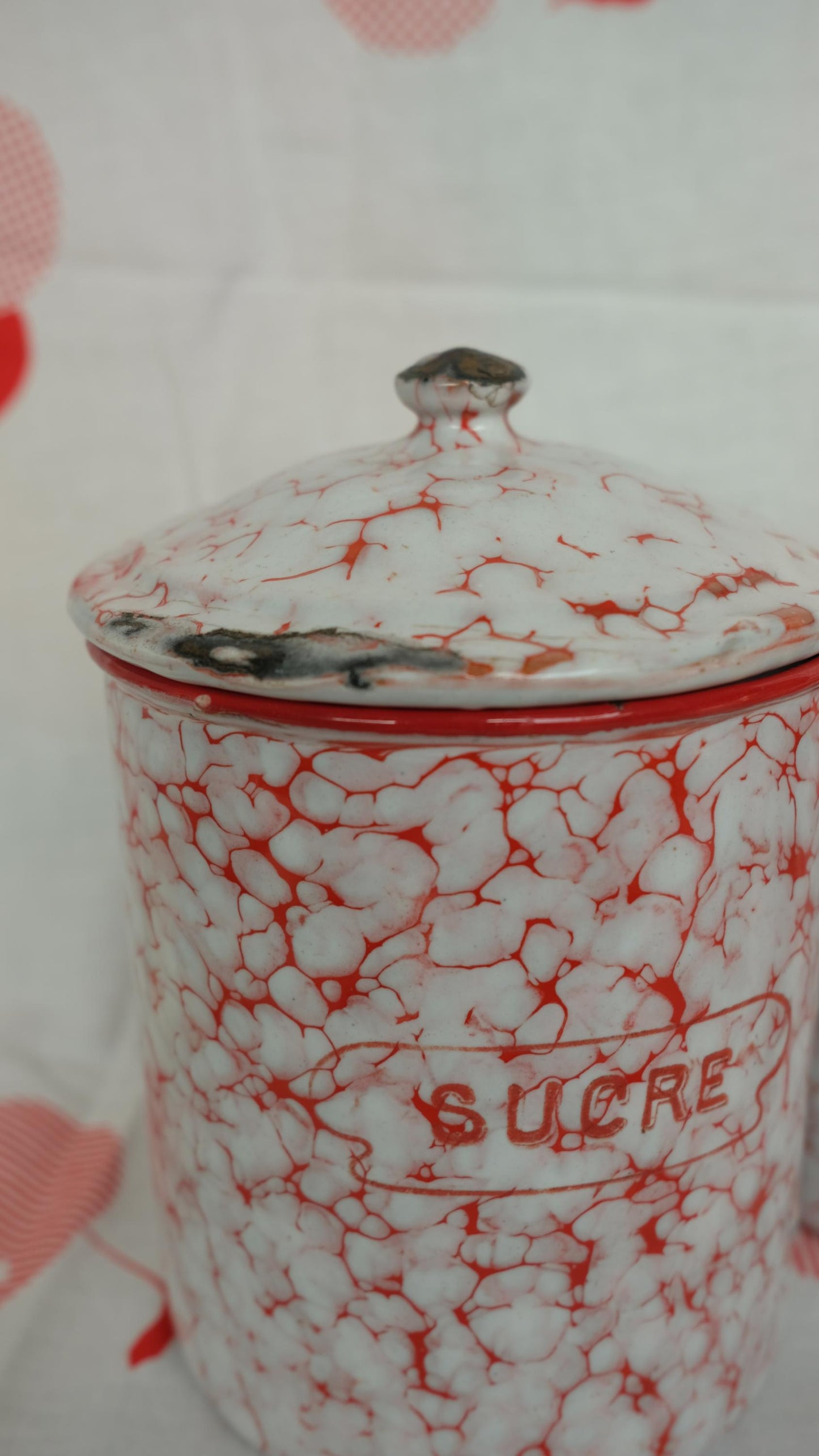Ensemble de pots en tôle émaillée, marbrés rouges et blancs, éstampillés BB