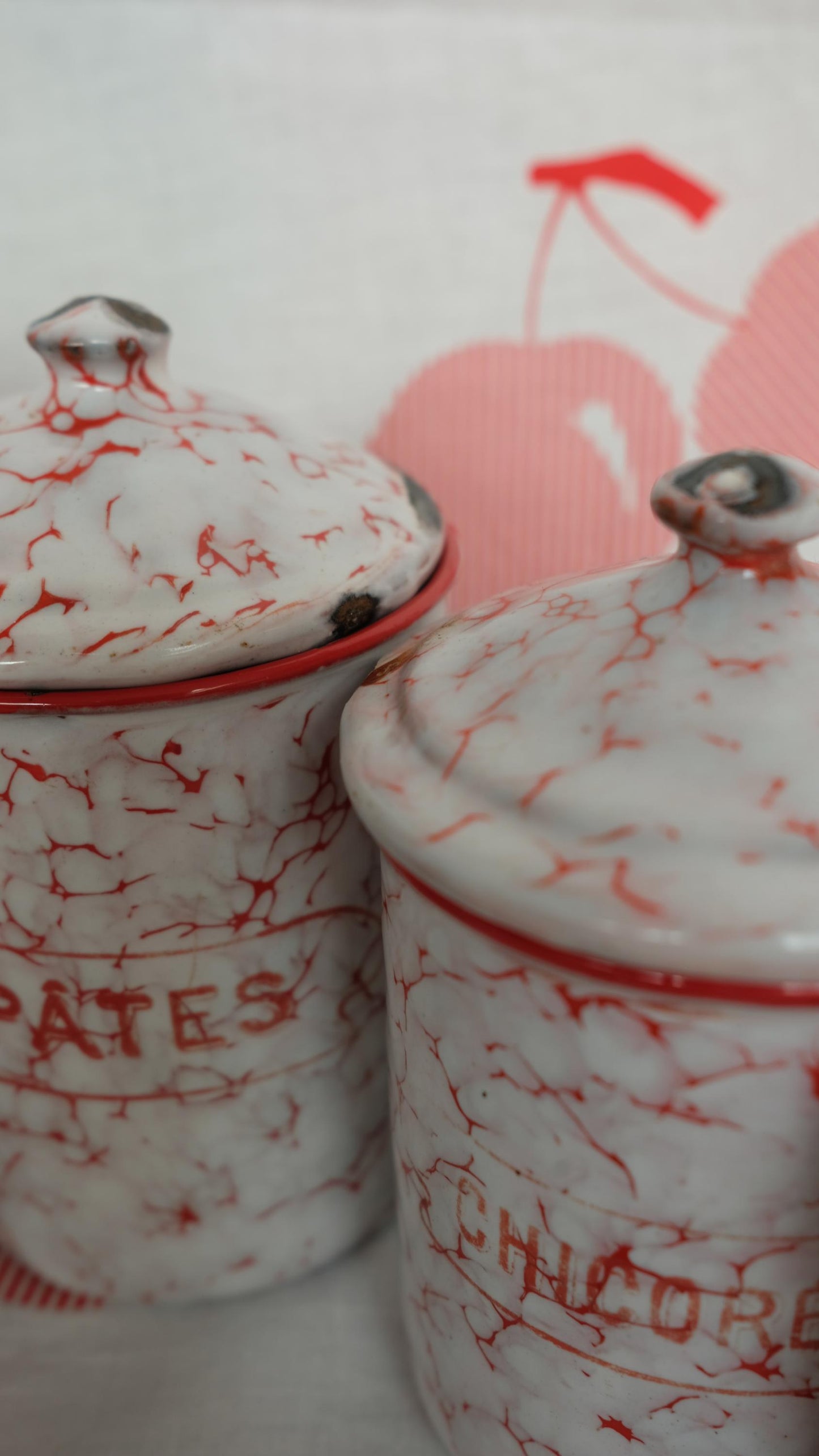 Ensemble de pots en tôle émaillée, marbrés rouges et blancs, éstampillés BB