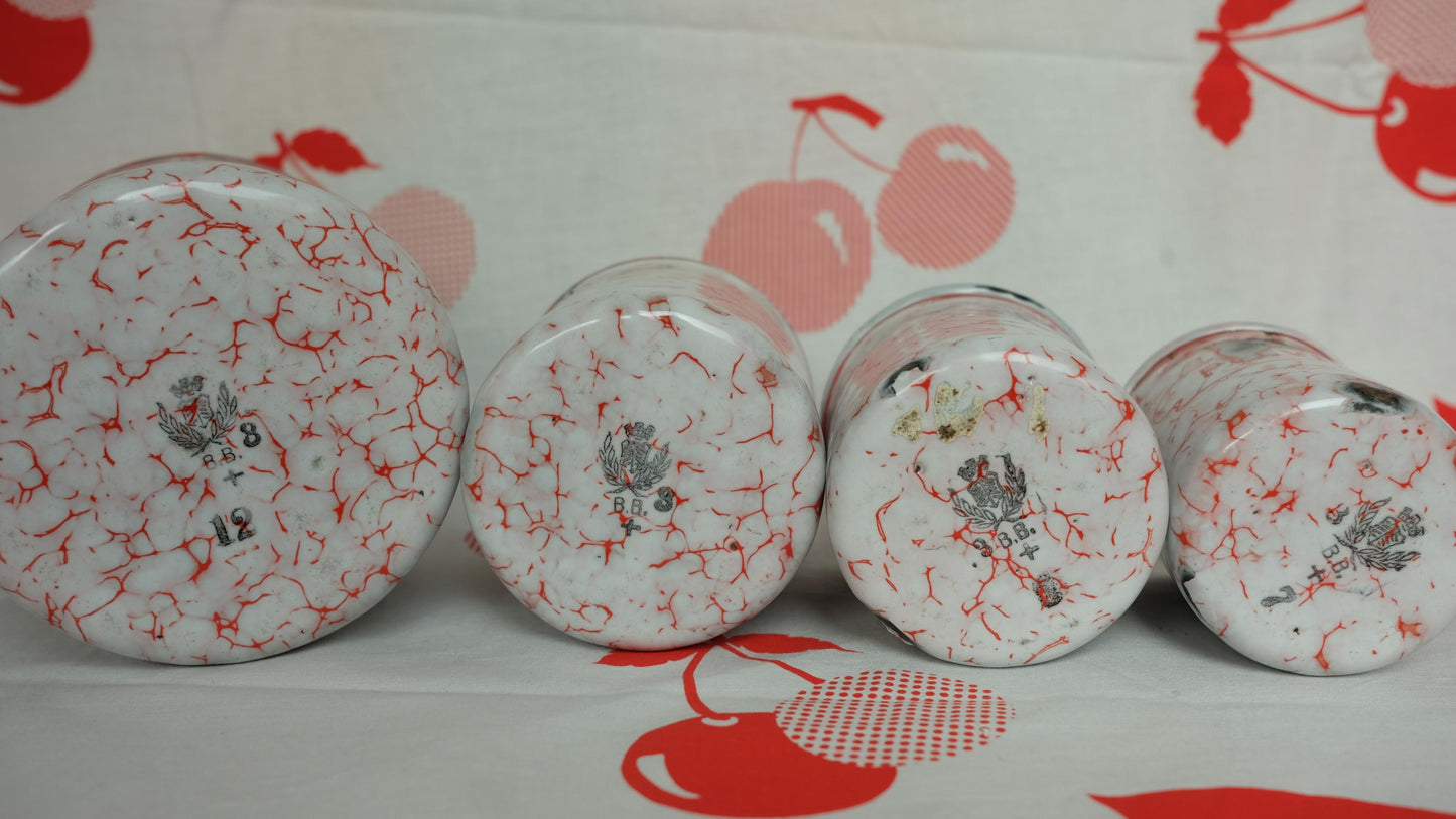 Ensemble de pots en tôle émaillée, marbrés rouges et blancs, éstampillés BB