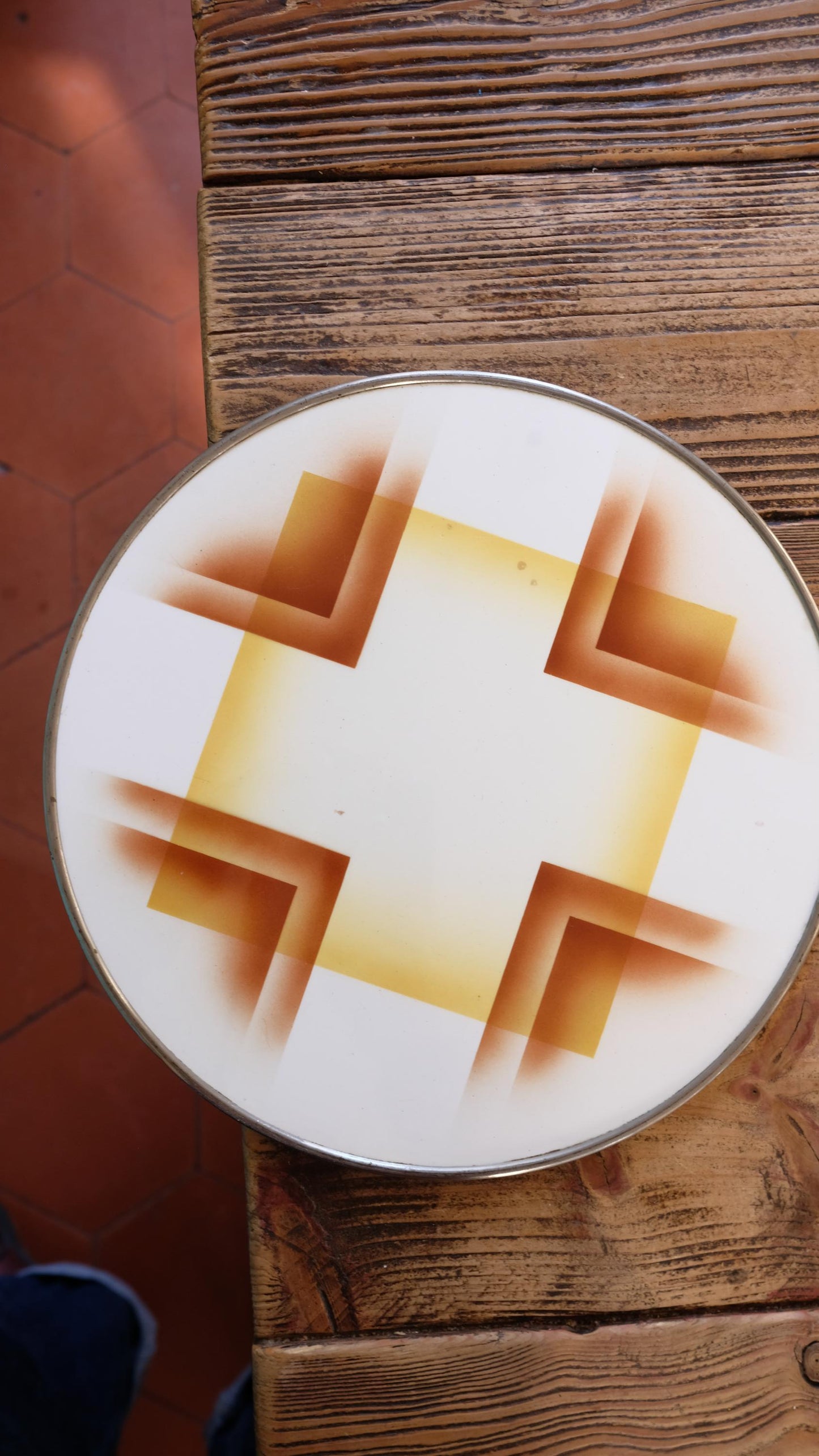 Plat de présentation vintage en céramique cerclé de métal