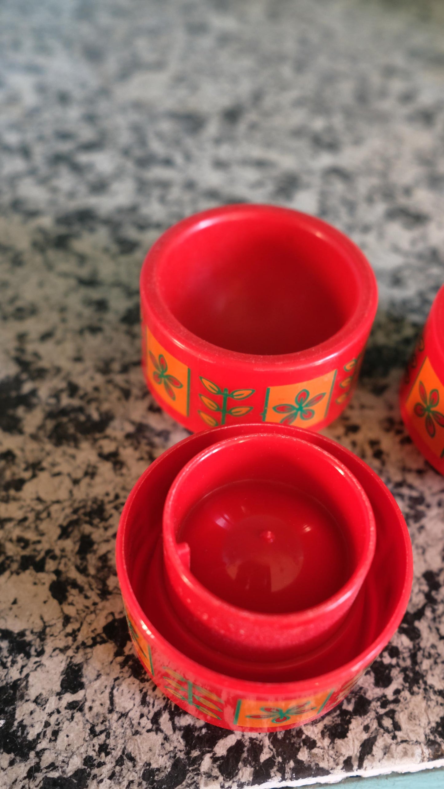 Lot de trois coquetiers vintage en plastique dans le style Emsa