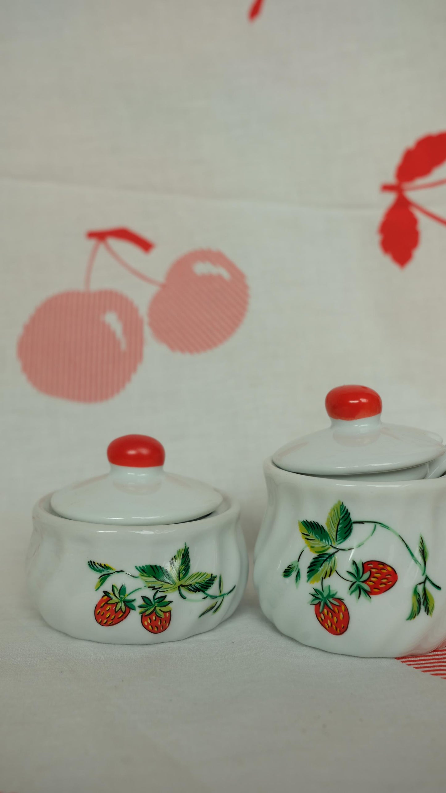 Petits pots en porcelaine, motif fraises, Yves Rocher, années 80