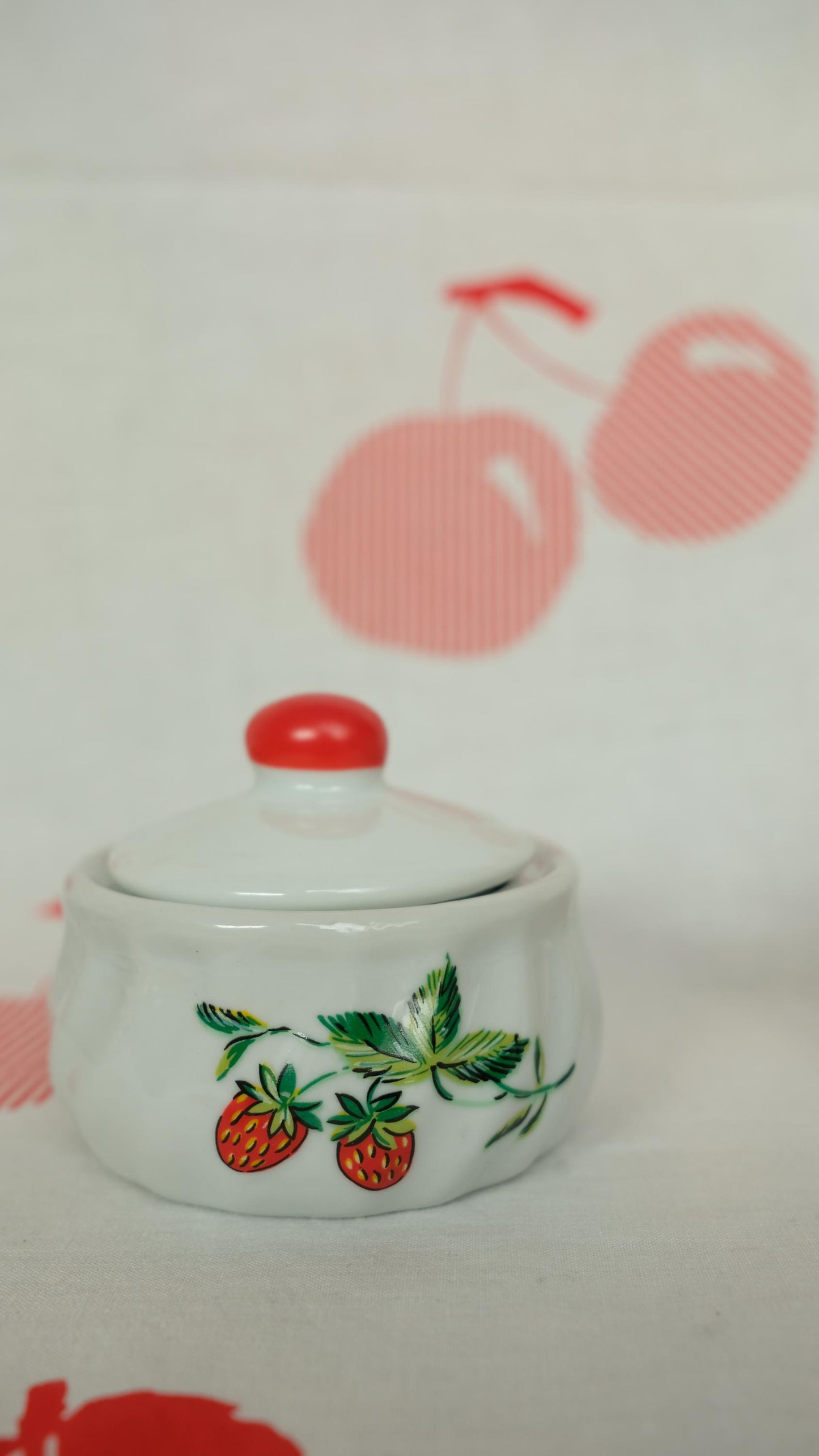 Petits pots en porcelaine, motif fraises, Yves Rocher, années 80