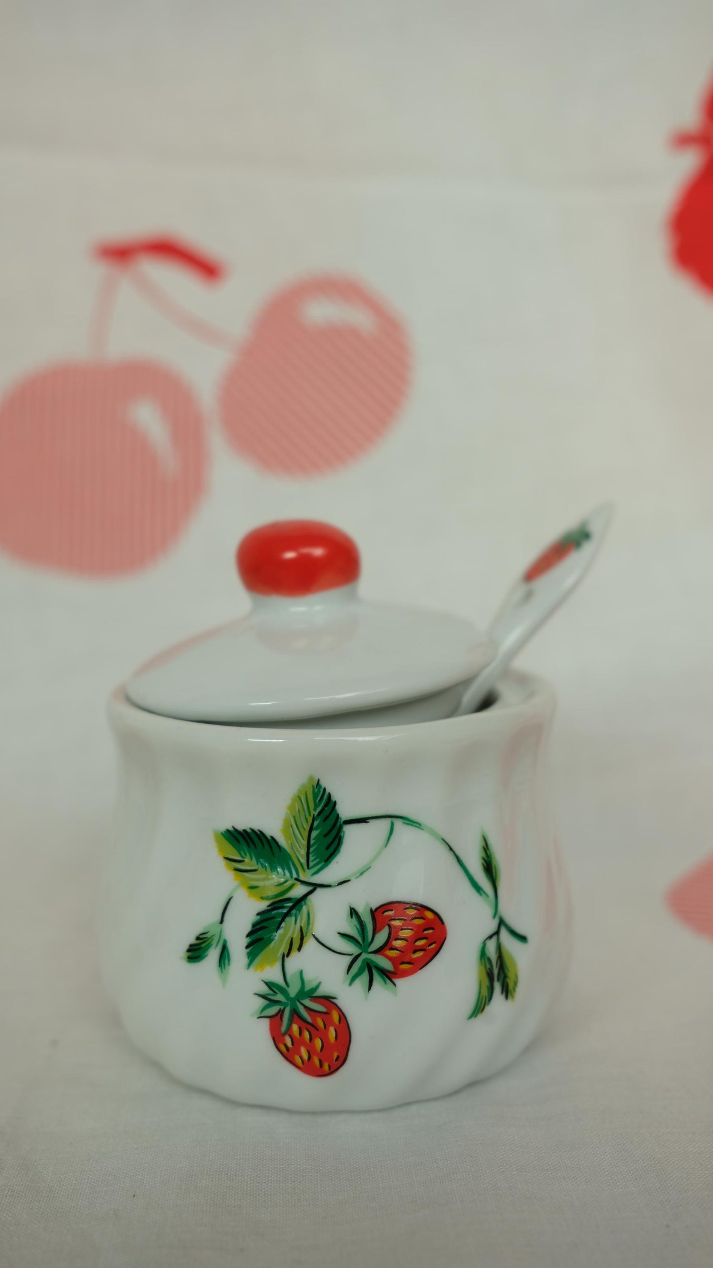 Petits pots en porcelaine, motif fraises, Yves Rocher, années 80