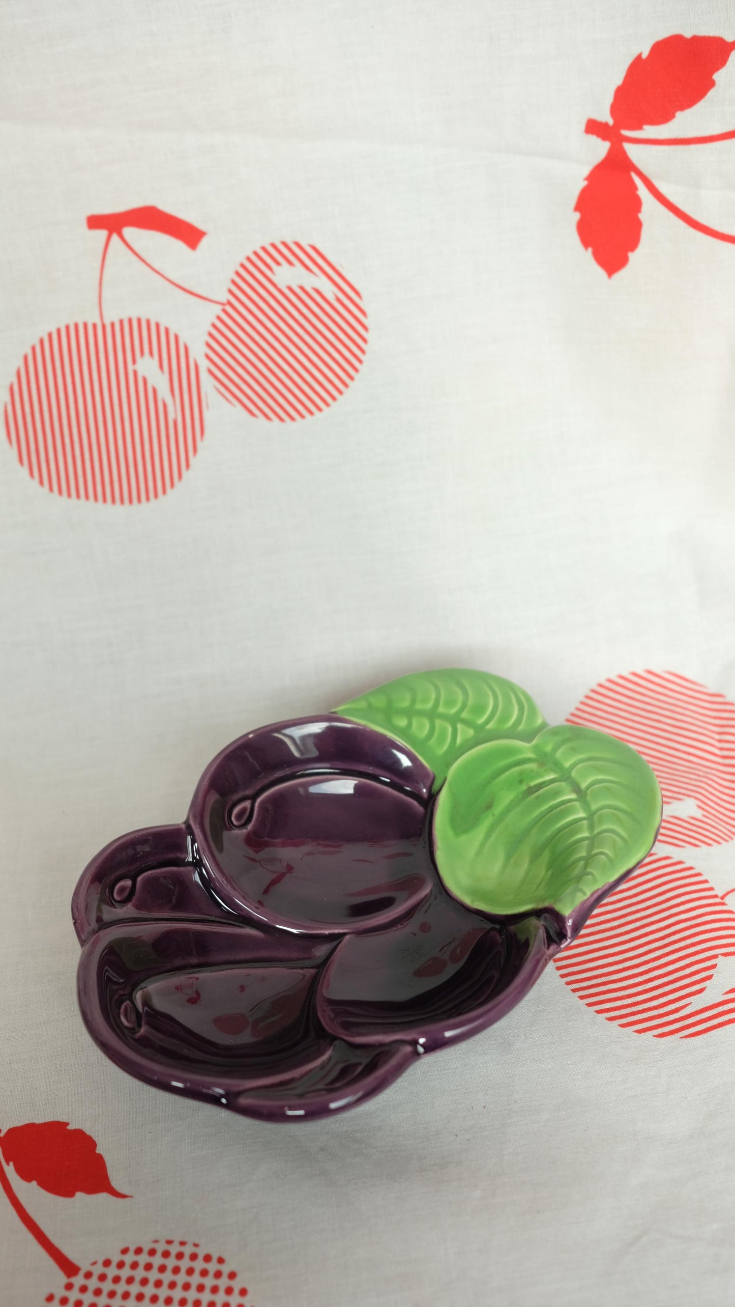 Ravier prune made in Japan en barbotine