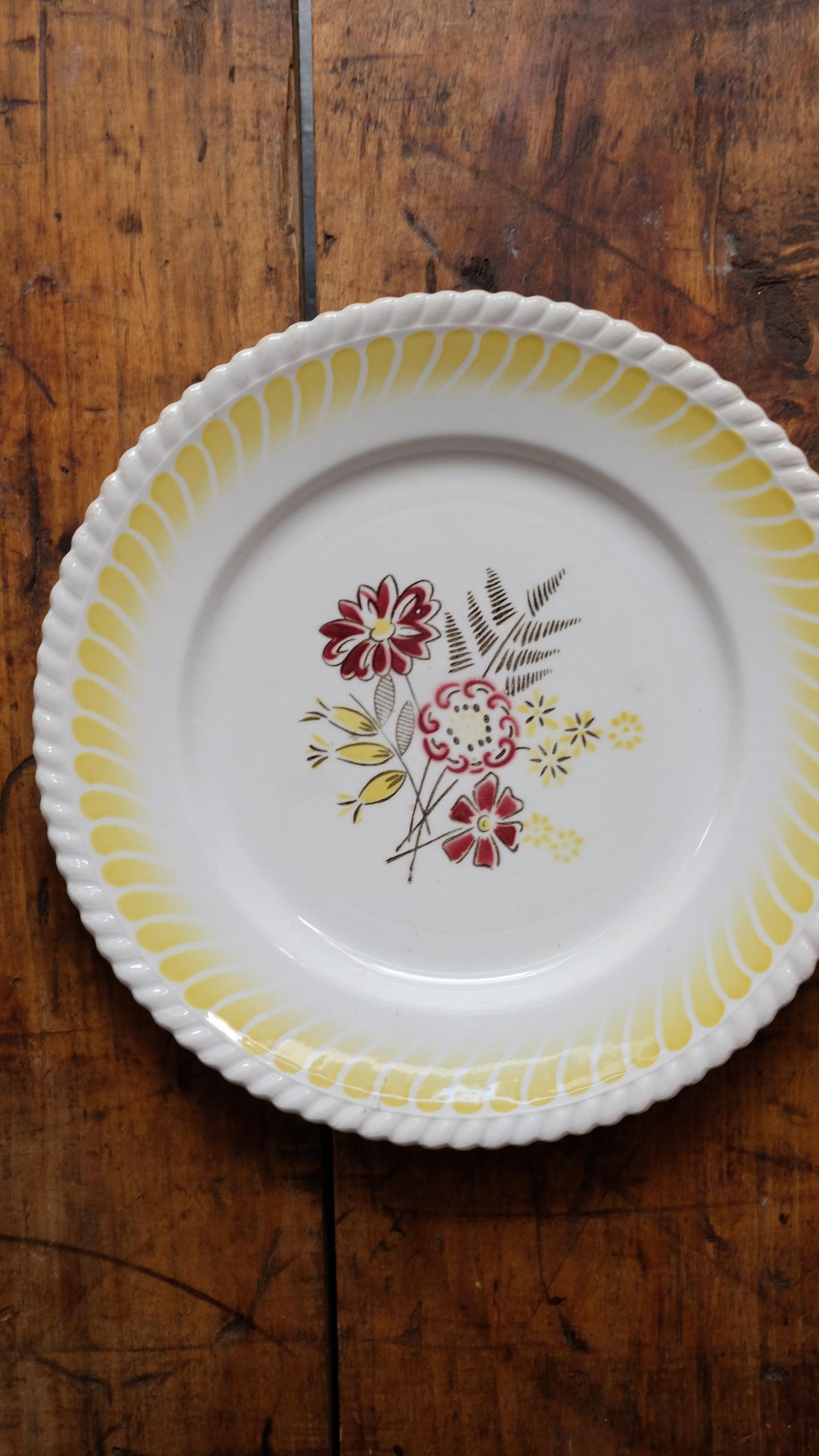 Assiettes plates à motifs fleuris
