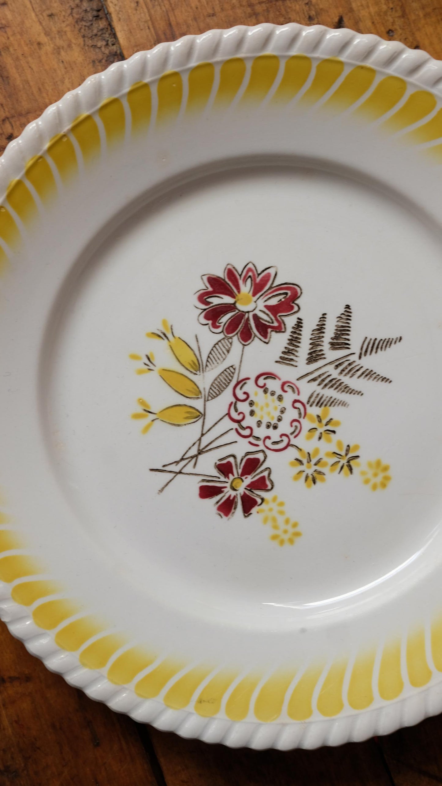 Assiettes plates à motifs fleuris