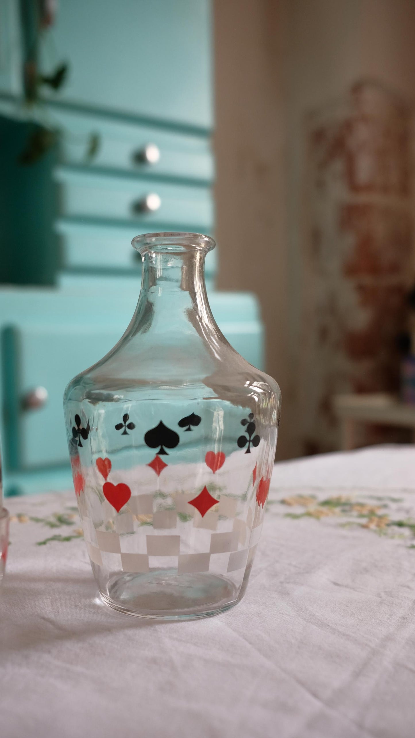 Ensemble carafe et 6 verres à liqueurs vintage motif jeu de cartes
