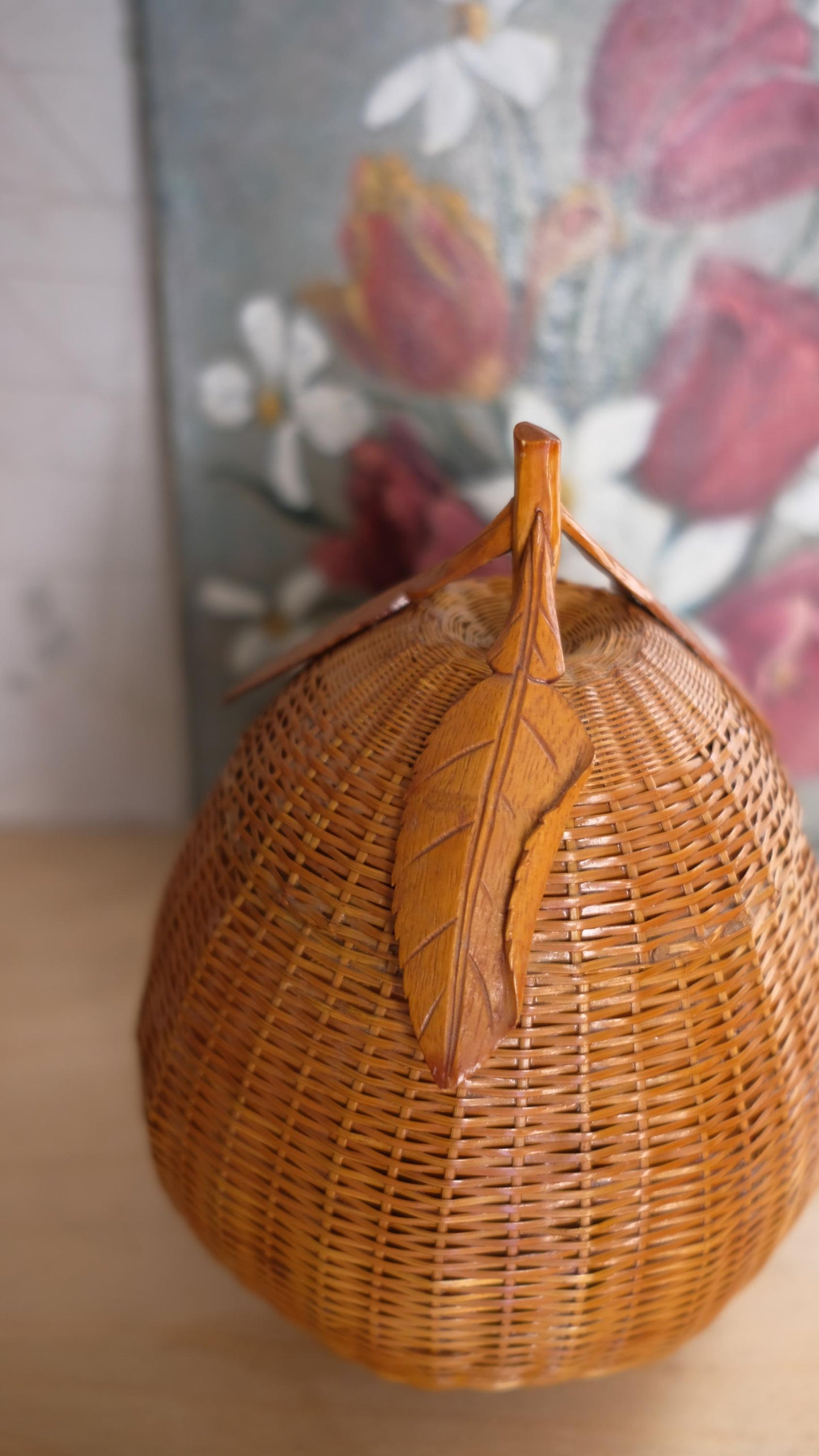 Panier en osier vintage en forme de poire