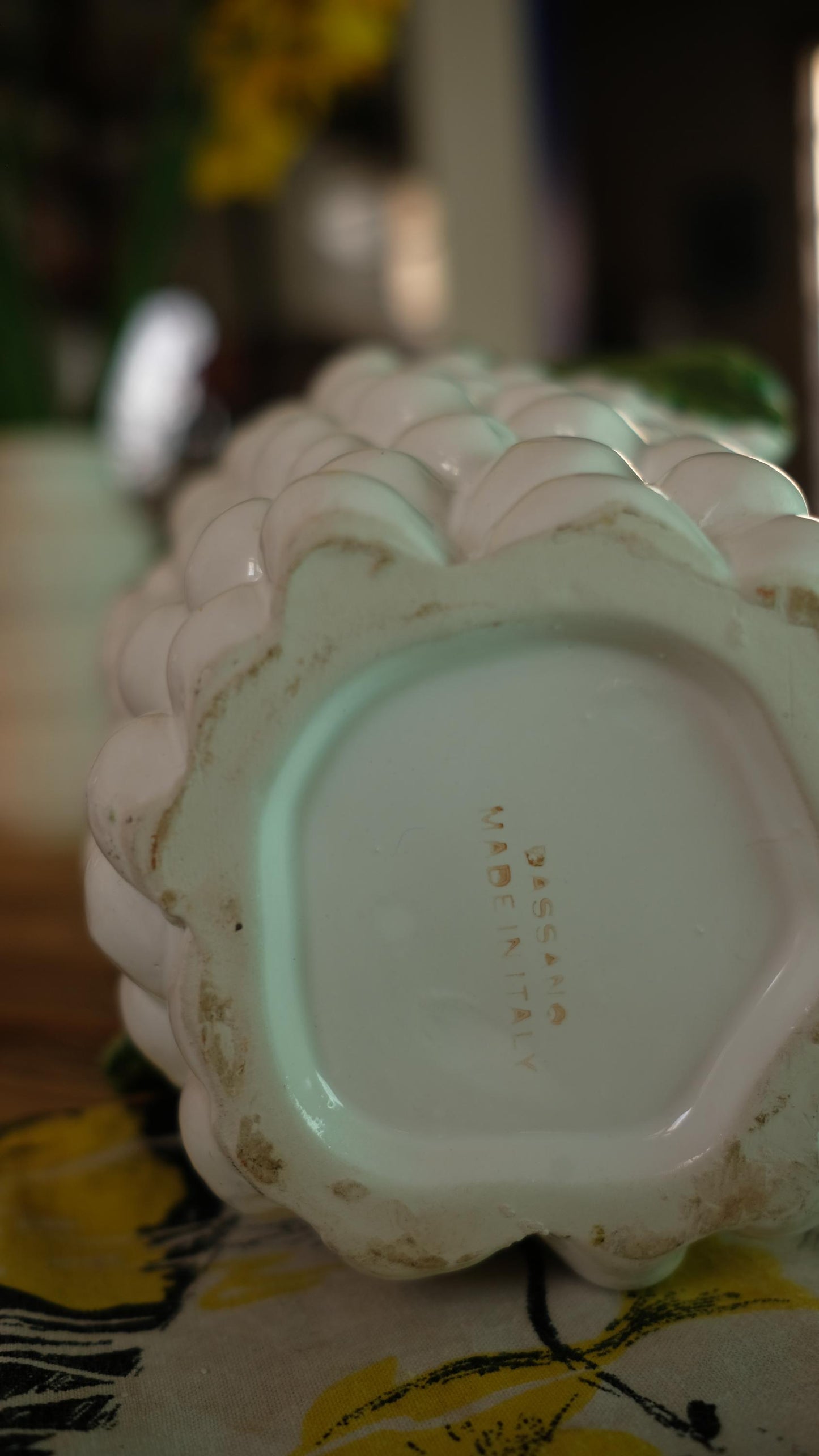 Pichet Bassano en barbotine vintage en forme de grappe de raisins