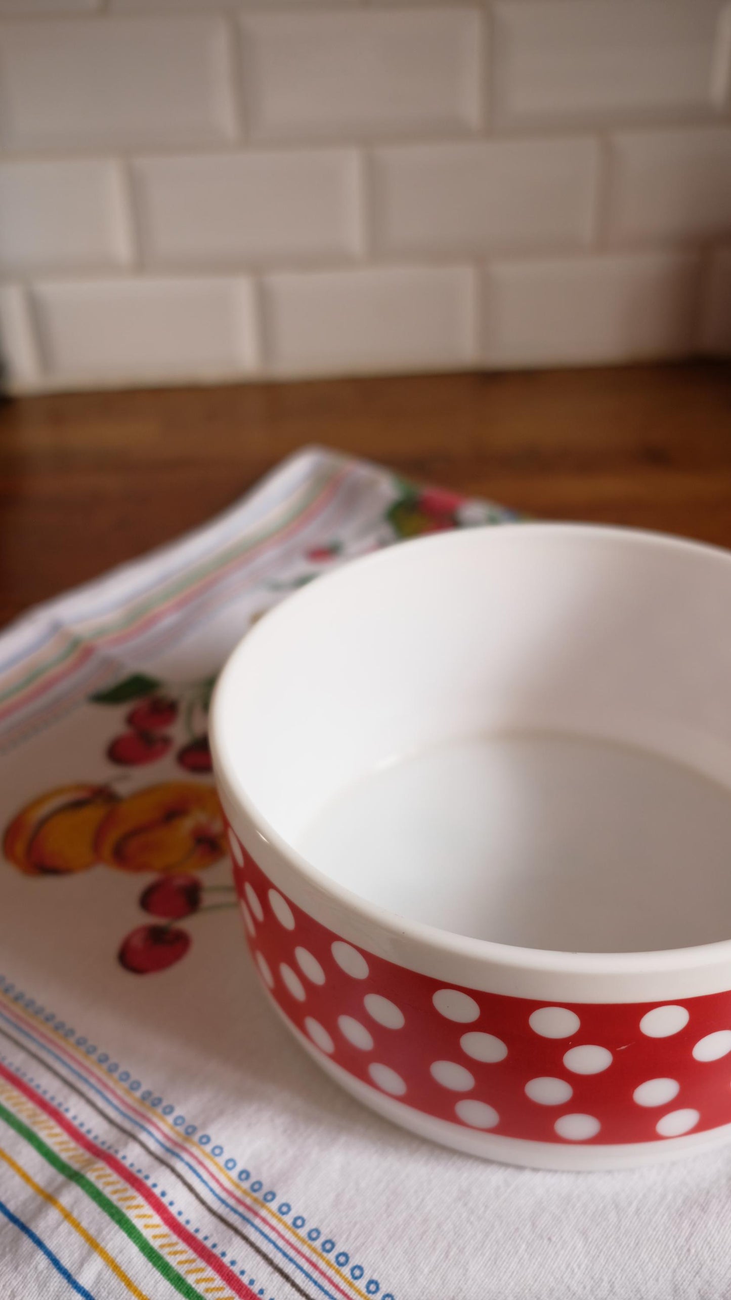 Saladier en arcopal vintage à pois