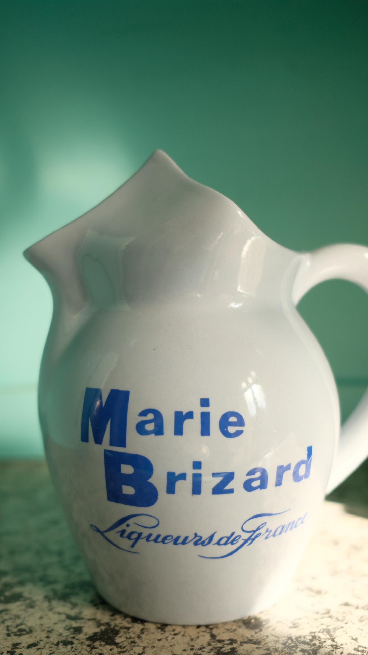 Pichet publicitaire Marie Brizard vintage Digoin Sarreguemines