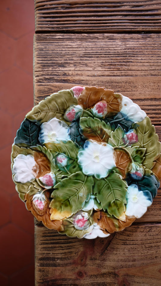 Assiette vintage en barbotine majolique