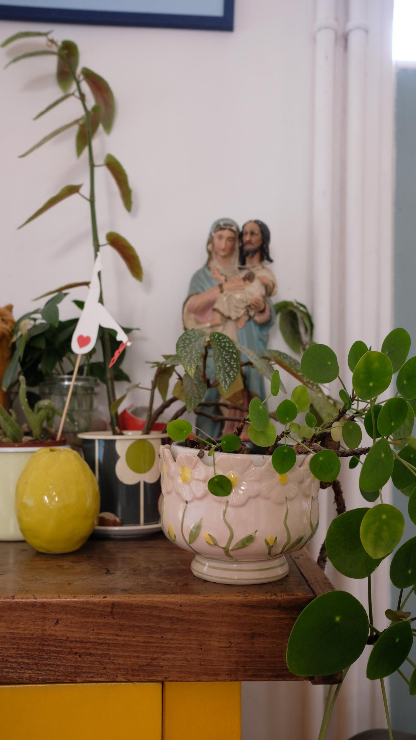 Cache pot en barbotine en céramique portugaise.