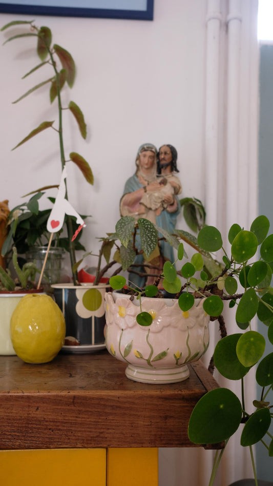 Cache pot en barbotine en céramique portugaise.
