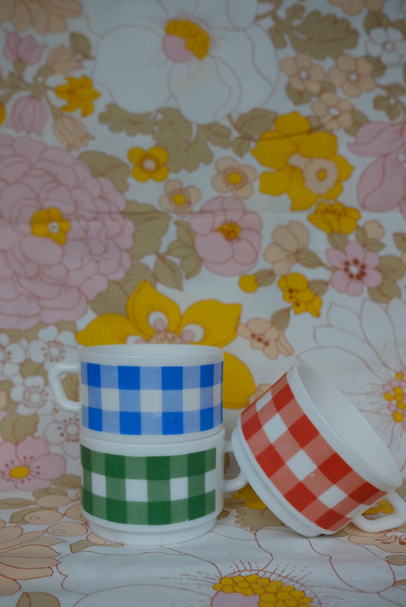 Tasses en arcopal motif vichy